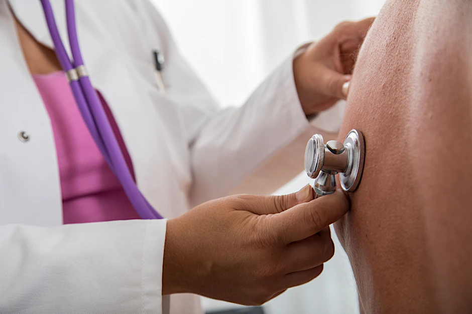 Ein Arzt untersucht einen Patienten. 68 Prozent der Deutschen googeln nach alternativen Behandlungsmethoden, nachdem sie einen Arzt aufgesucht haben.&nbsp;