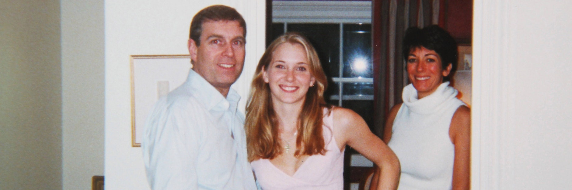 Das Foto zeigt Prinz Andrew, Virginia Giuffre und Ghislaine Maxwell im Jahr 2001.
