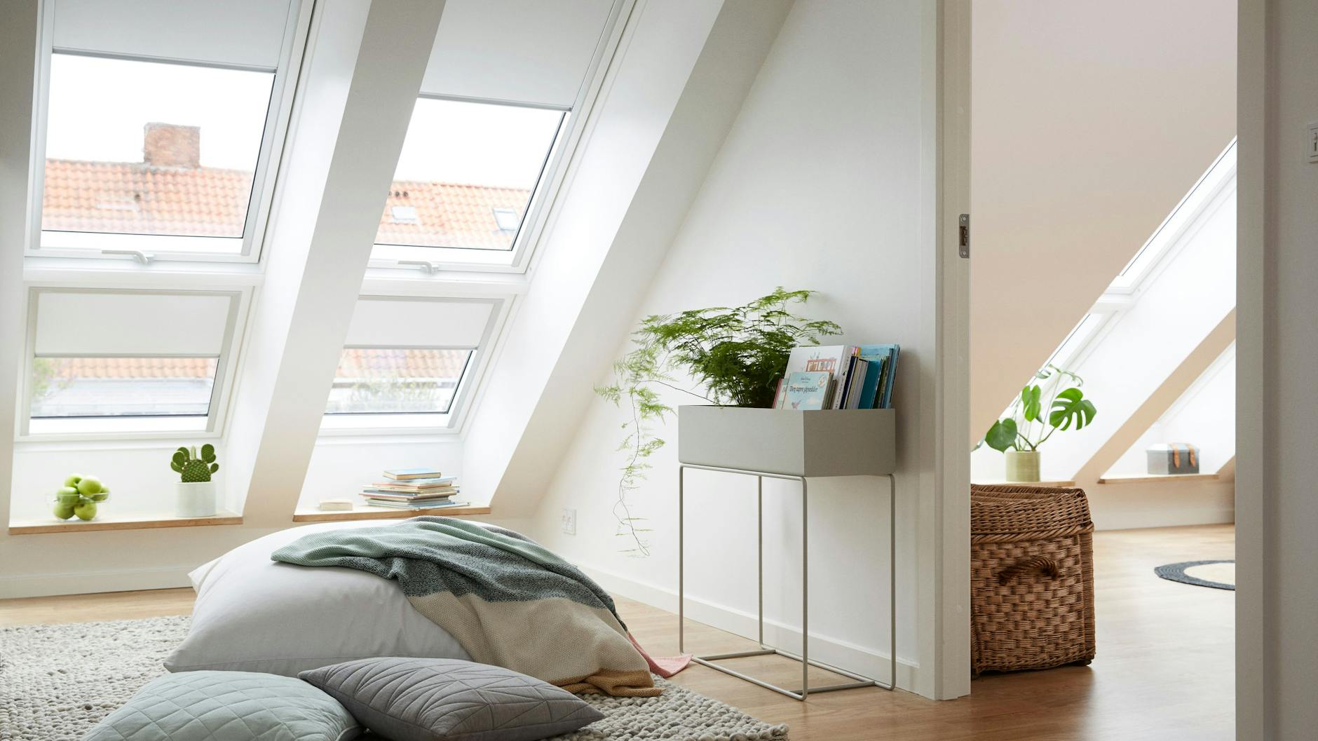 Die Lebensqualität in einem Dachgeschoss kann hoch sein, gerade wegen der vielen Fenster. Man sollte aber einen Sonnen- und Wärmeschutz für den Sommer einplanen. 