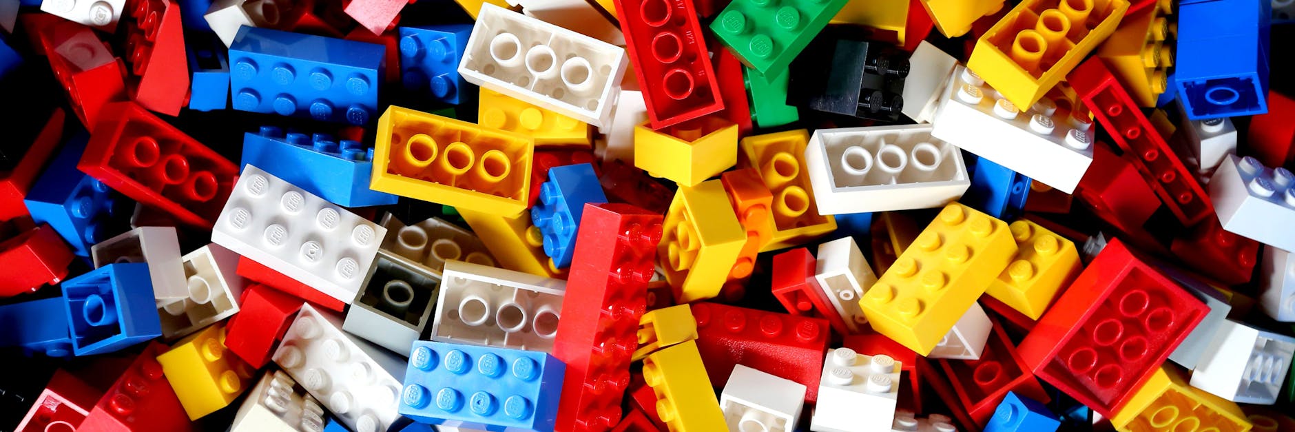 Lego-Steine türmen sich auf einem Haufen - Ordnung in solch ein Teilchen-Chaos soll die App „Brickit“ bringen. 