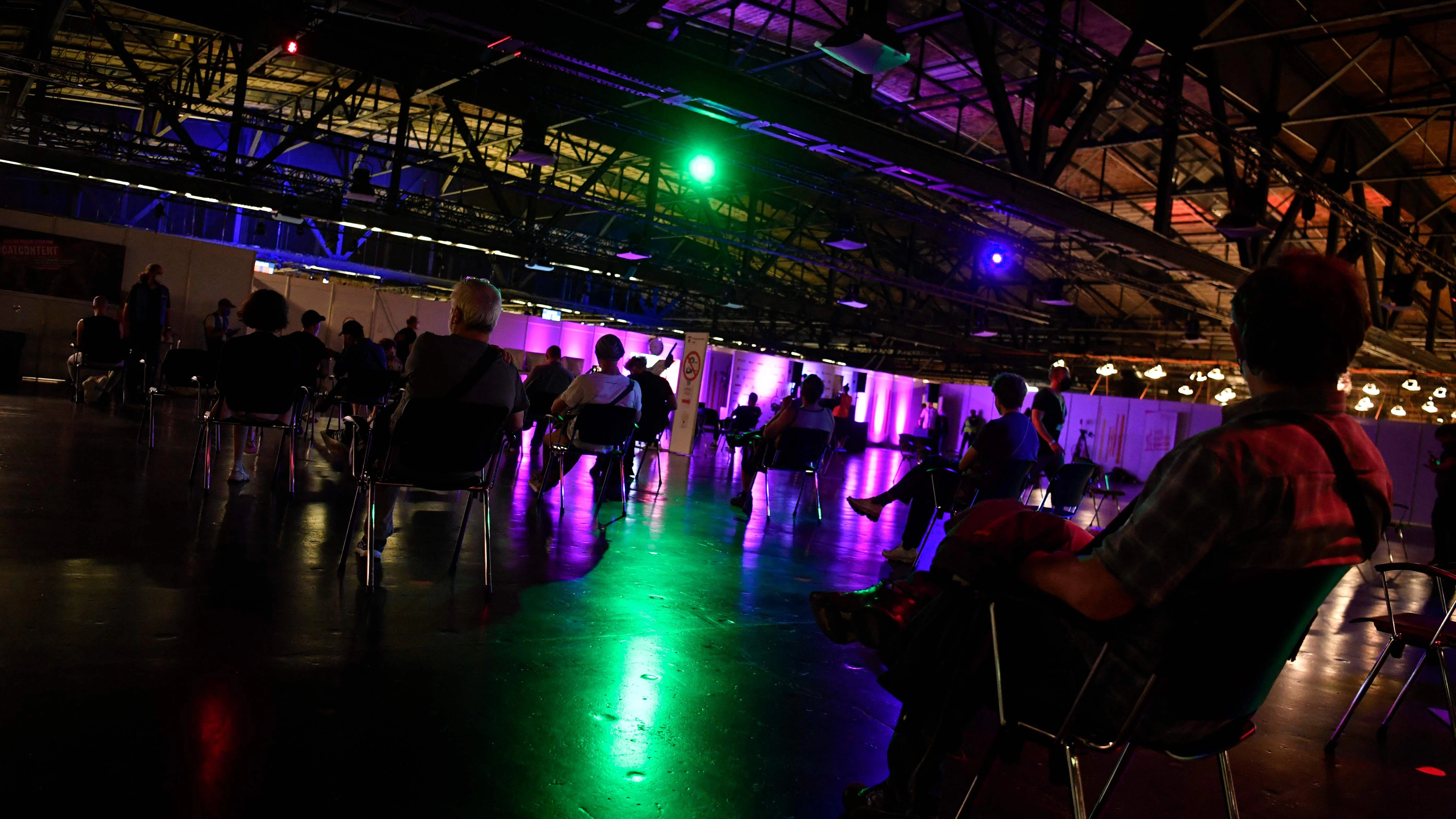 Das Impfzentrum hat sich in einem Club verwandelt. Wegen der Abstandsregeln und Maskenpflicht war Tanzen nicht möglich. Die Besucher saßen nach der Impfung in der Halle, hörten die Musik.
