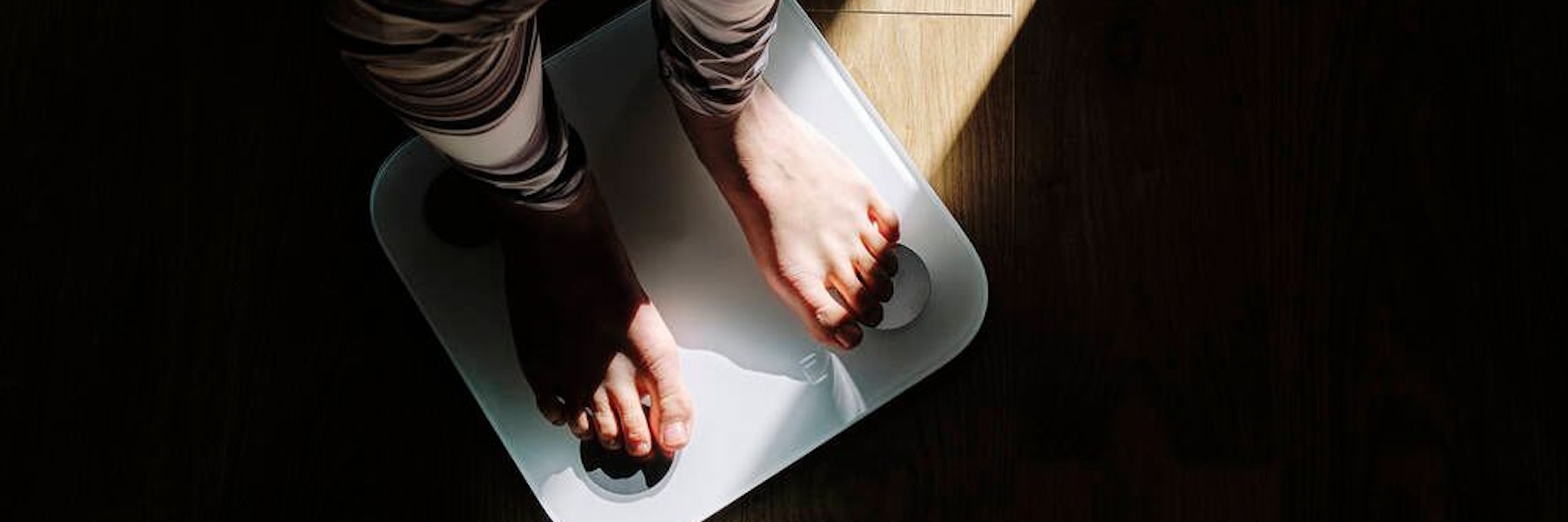 Man muss nicht streng Diät halten, um abzunehmen. Schon kleine Tricks sparen im Alltag viele Kalorien.