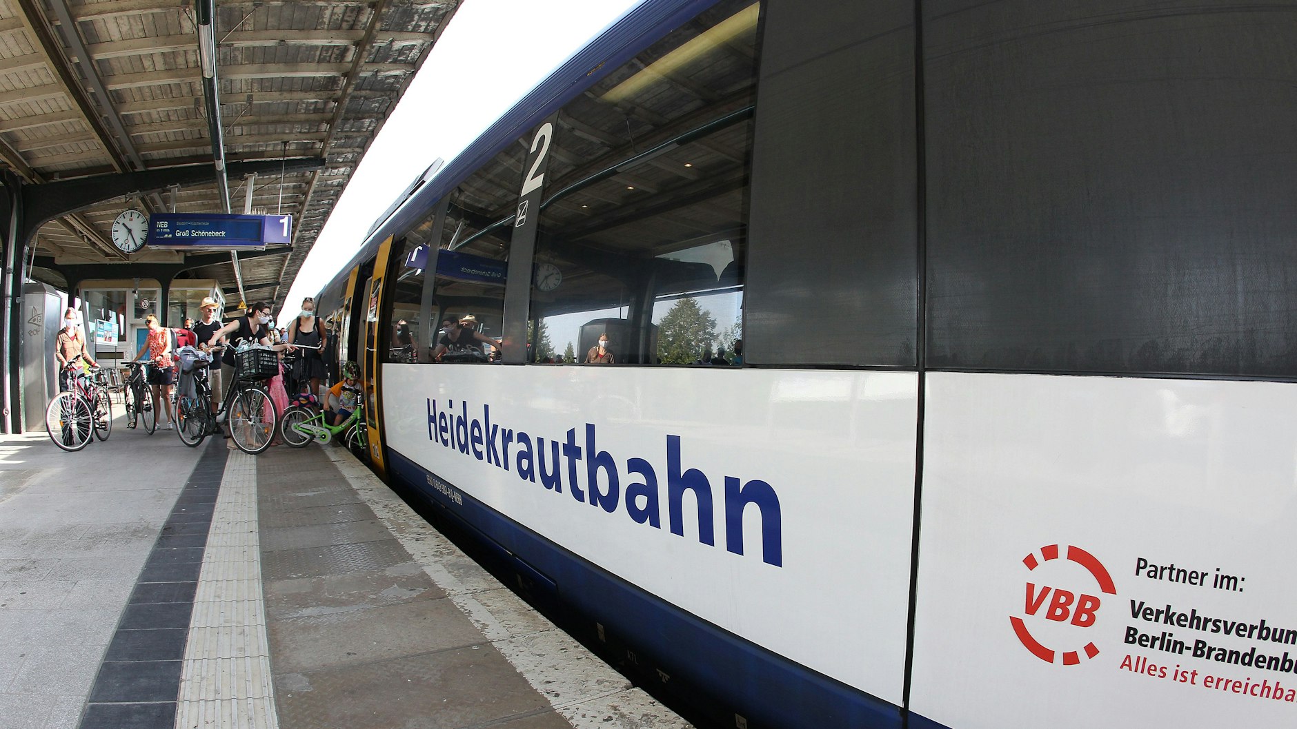 Nicht drängeln! Radfahrer und andere Ausflügler aus Berlin steigen im Bahnhof Berlin-Karow in einen Zug der Heidekrautbahn ein. Die Station wurde 1976 zum Ausgangspunkt der Reisezüge.