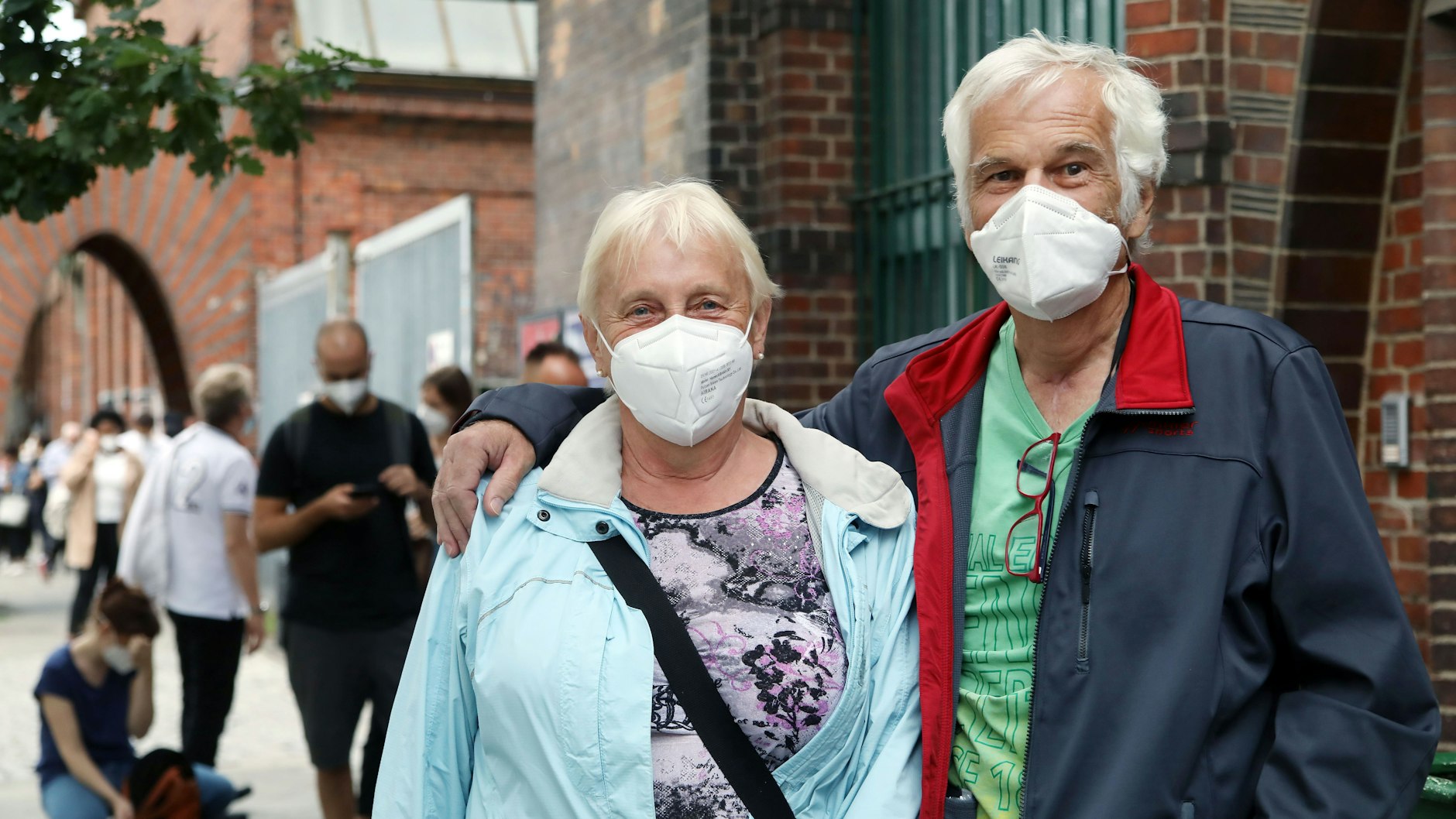 Nicht nur junge Leute kamen zur Impfparty. Auch Senioren wie Detlef Koslowski (71) und seine Frau Renate (72) waren dabei.