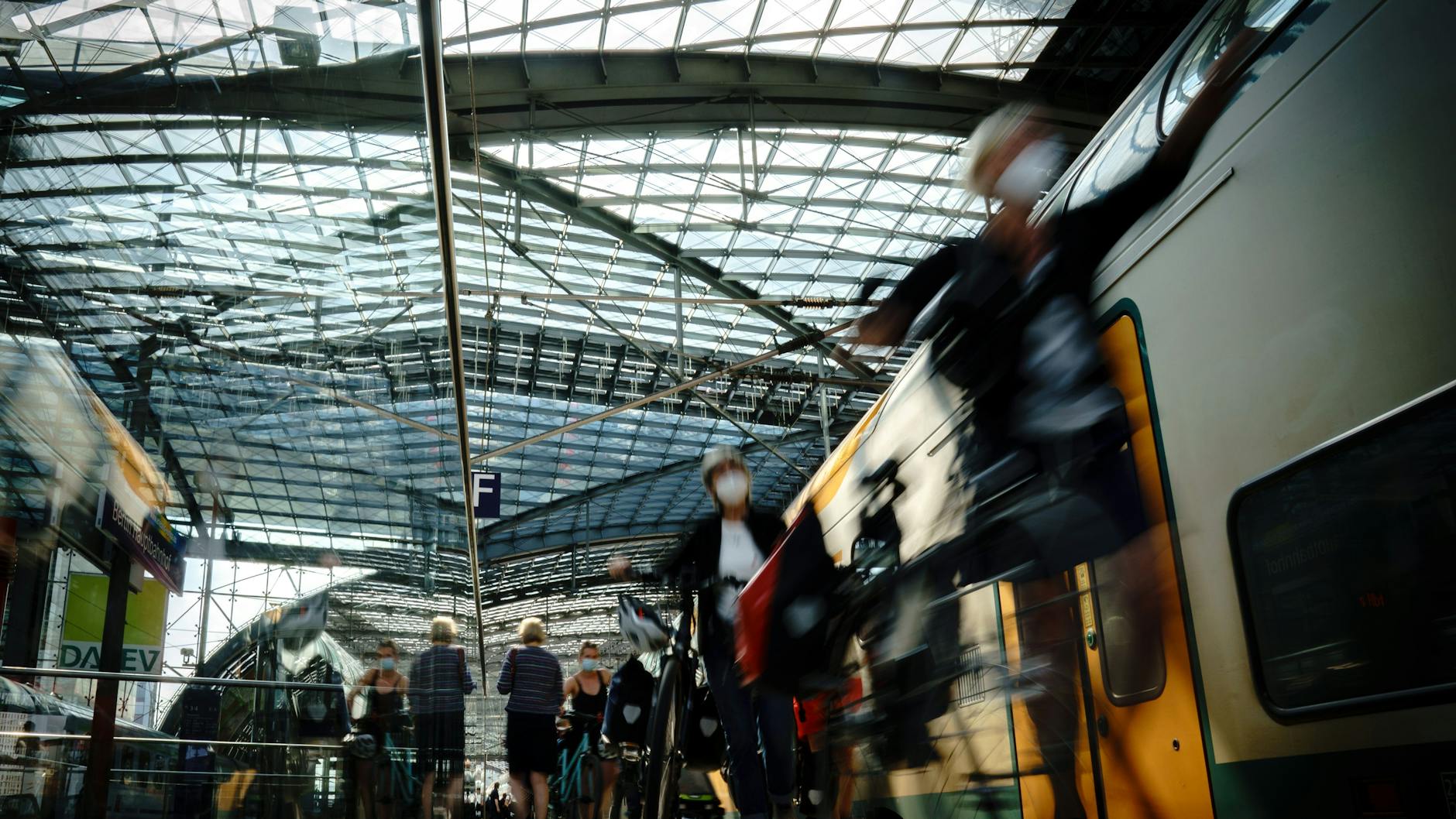 Bahnreisende brauchen aufgrund drohender Streiks womöglich bald viel Geduld. Bei Verspätungen und Zugausfällen können sie sich jedoch einen Teil der Kosten für das Ticket zurückholen.