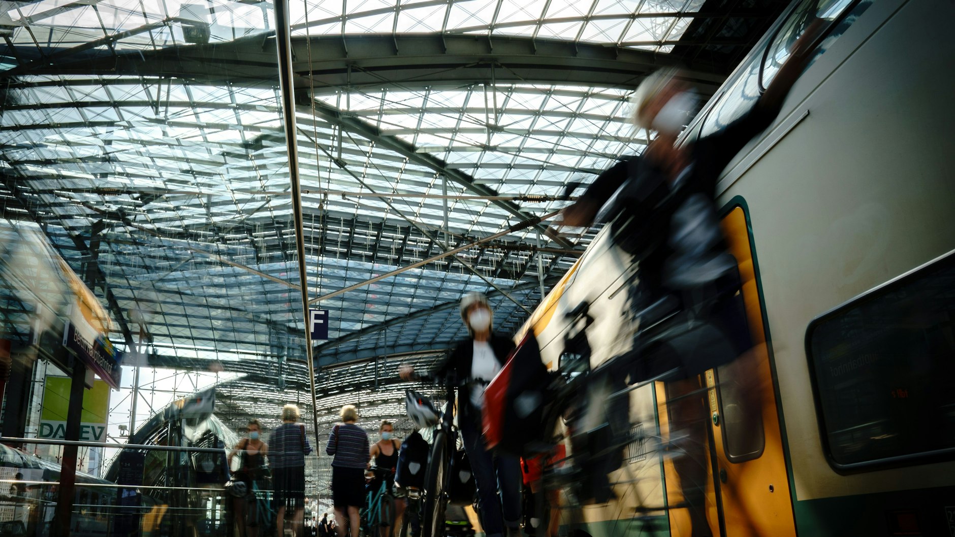 Bahnreisende brauchen aufgrund drohender Streiks womöglich bald viel Geduld. Bei Verspätungen und Zugausfällen können sie sich jedoch einen Teil der Kosten für das Ticket zurückholen.