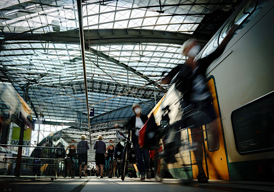 Bahnreisende brauchen aufgrund drohender Streiks womöglich bald viel Geduld. Bei Verspätungen und Zugausfällen können sie sich jedoch einen Teil der Kosten für das Ticket zurückholen.