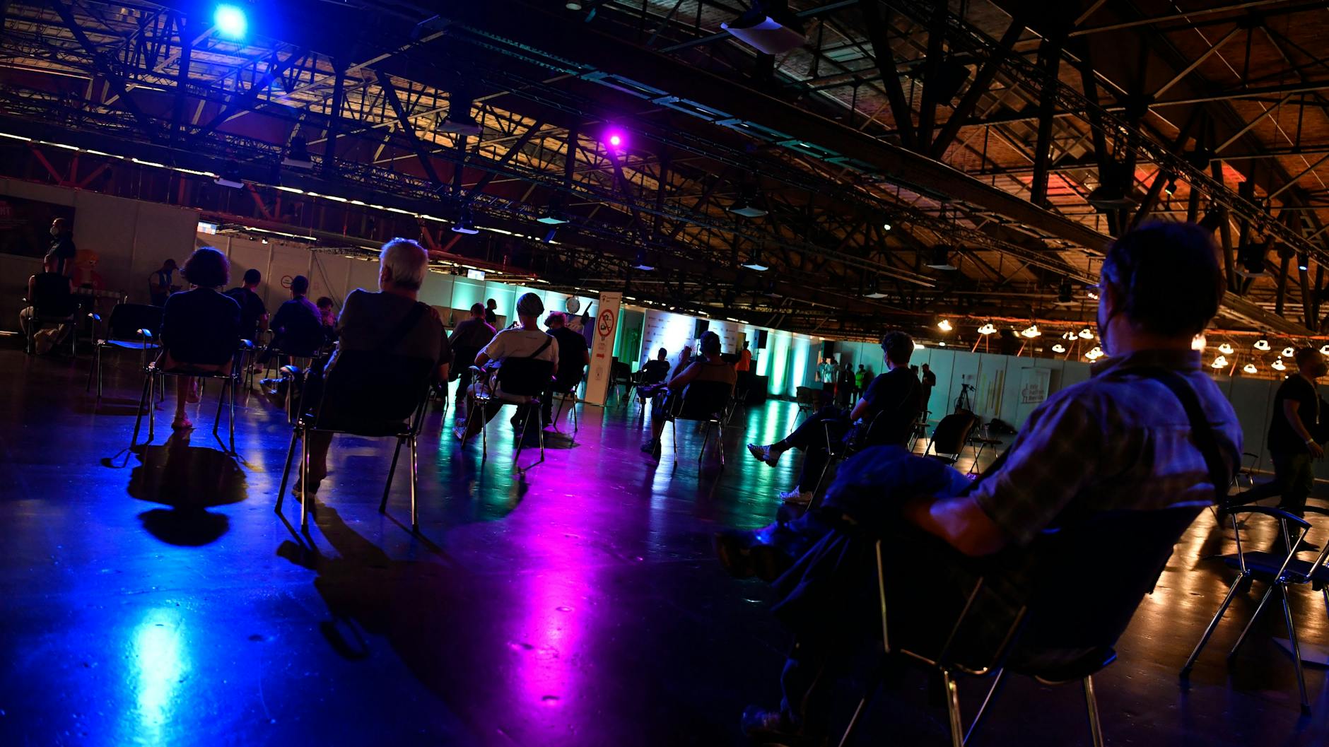 Das Impfzentrum hat sich in einen Club verwandelt. Wegen Abstandsregeln und Maskenpflicht war Tanzen nicht möglich. Die Besucher saßen nach der Impfung in der Halle, hörten die Musik.