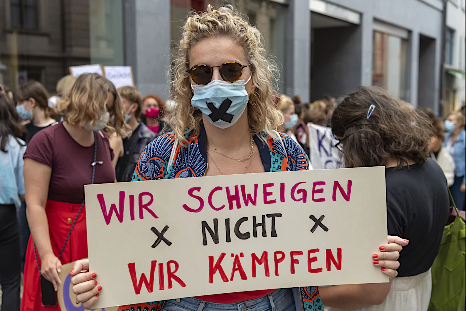 Basel: Eine Frau hält vor dem Appellationsgericht während einer Demonstration für ein Vergewaltigungsopfer ein Plakat. Nach dem strafmildernden Urteil in einem Vergewaltigungsfall wurde dazu aufgerufen, gegen das Urteil zu demonstrieren.&nbsp;