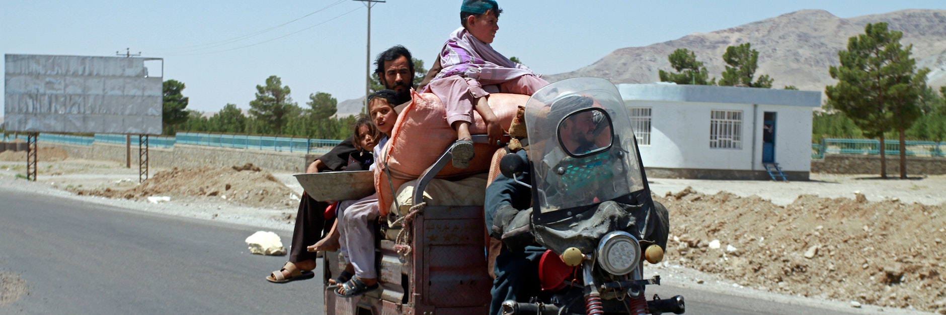 Eine Familie flüchtet aus dem Gebiet der umkämpften Stadt Herat. Über 1000 Zivilisten wurden laut UN allein im Juli in Afghanistan getötet oder verwundet.