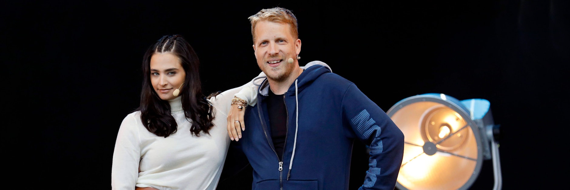 Amira Pocher mit Ehemann Oliver Pocher bei einem Live-Auftritt in Bonn.