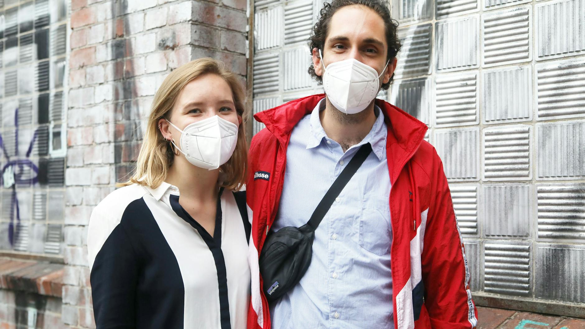 Laura Wondolleck (27) ließ sich von ihrem Mann Ron (27) überreden, zur Impfparty zu gehen. „Ich habe doch Angst vor Spritzen“, sagt sie. „Aber mit Musik geht alles besser.“