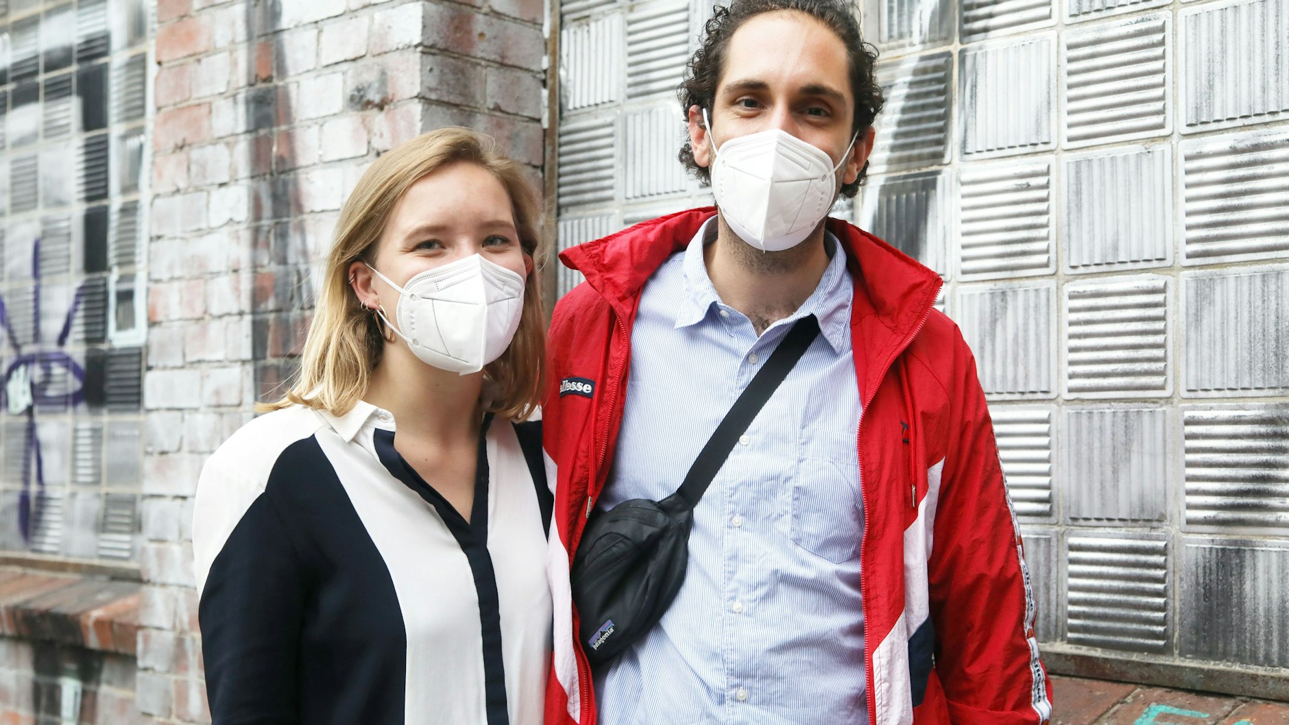 Laura Wondolleck (27) ließ sich von ihrem Mann Ron (27) überreden, zur Impfparty zu gehen. „Ich habe doch Angst vor Spritzen“, sagt sie. „Aber mit Musik geht alles besser.“