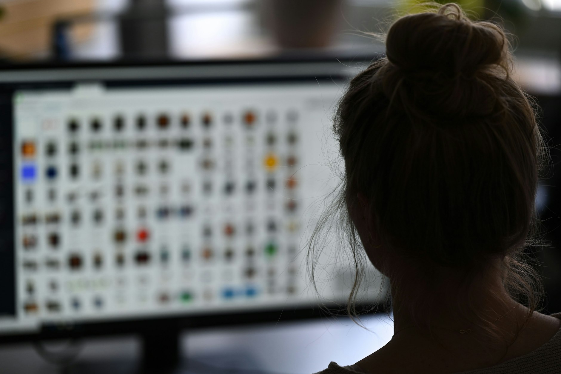 Eine Kriminaloberkommissarin sitzt vor einem Auswertungscomputer auf der Suche nach Kinderpornografie und Fällen von sexuellem Missbrauch.