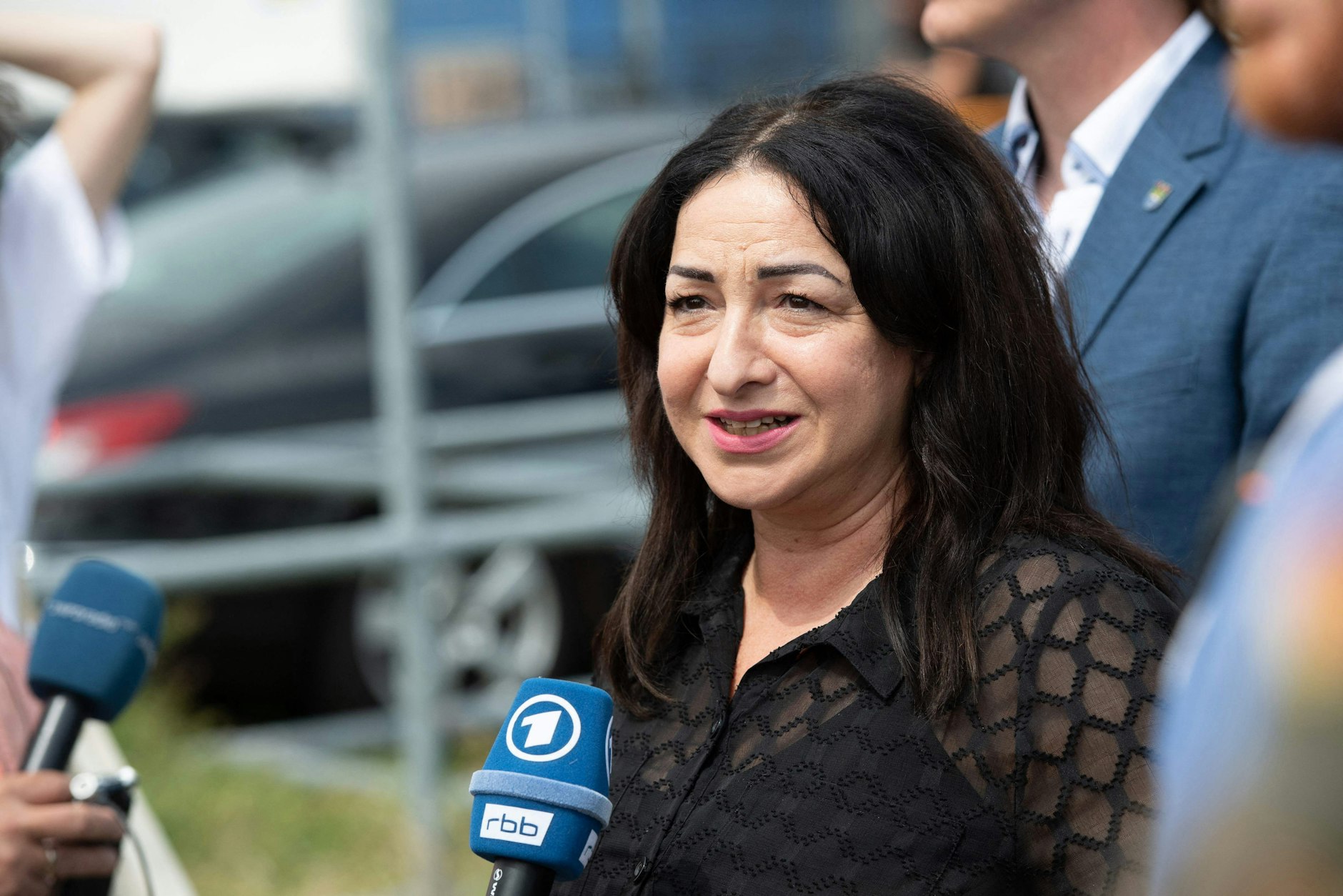 Die Berliner Gesundheitssenatorin Dilek Kalayci (SPD) bei der Eröffnung des Impf-Drive-Ins auf dem Ikea-Parkplatz in Lichtenberg.