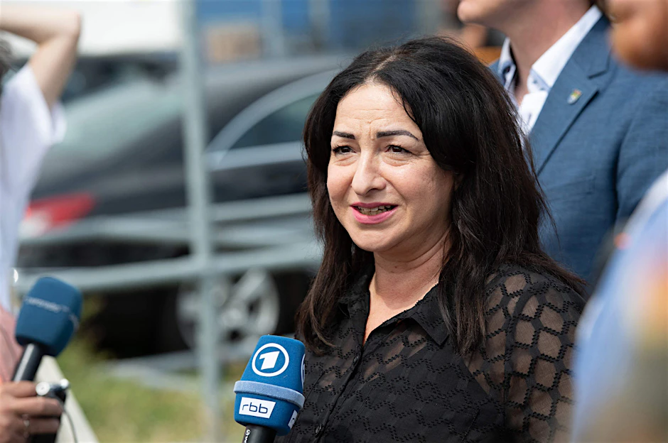 Die Berliner Gesundheitssenatorin Dilek Kalayci (SPD) bei der Eröffnung des Impf-Drive-Ins auf dem Ikea-Parkplatz in Lichtenberg.