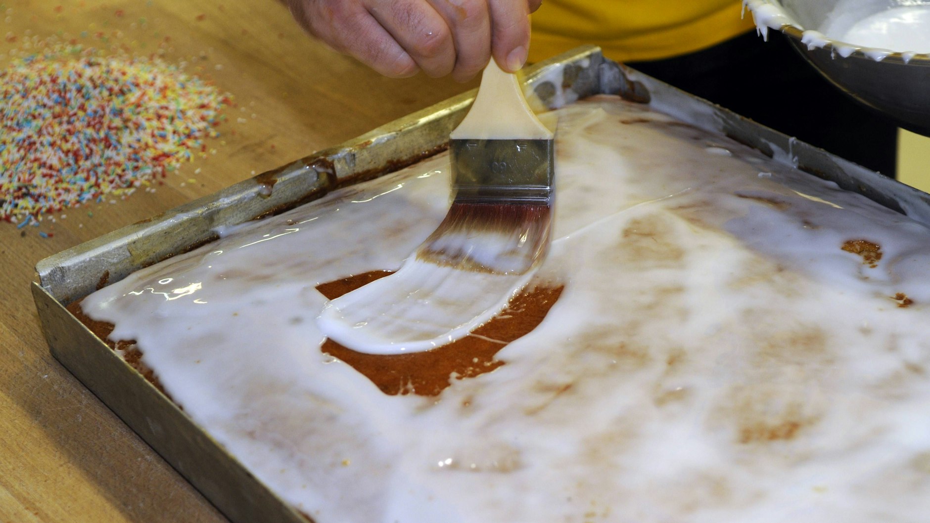 Fast fertig: Auf einen Selterskuchen kommt eine Schicht Zuckerguss, dann kann er beliebig dekoriert werden.