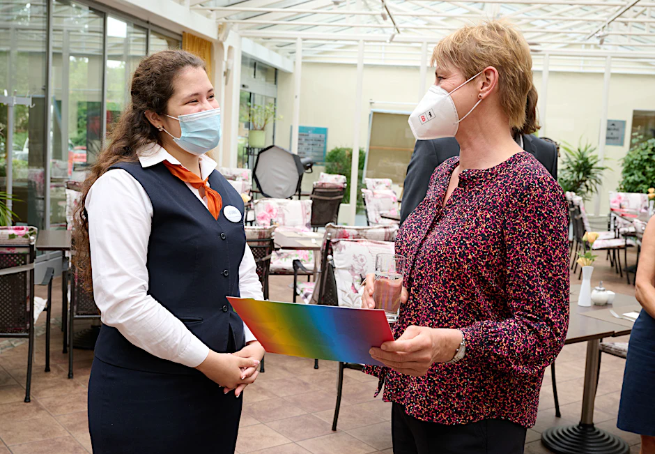 Ende Juli war Arbeitssenatorin Elke Breitenbach zu Gast beim Pilotprojekt „Ausbildungshotel“ im Abacus-Hotel am Tierpark. Dort werden Azubis, die wegen der Corona-Krise ihre Ausbildung nicht starten oder fortsetzen konnten, gefördert.&nbsp;