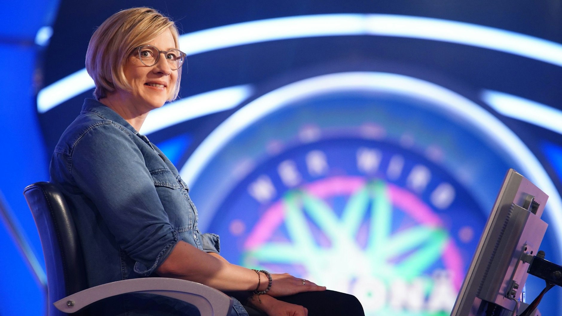 Kandidatin Judith Englhardt bei Wer wird Millionär auf dem Ratestuhl von Günther Jauch.