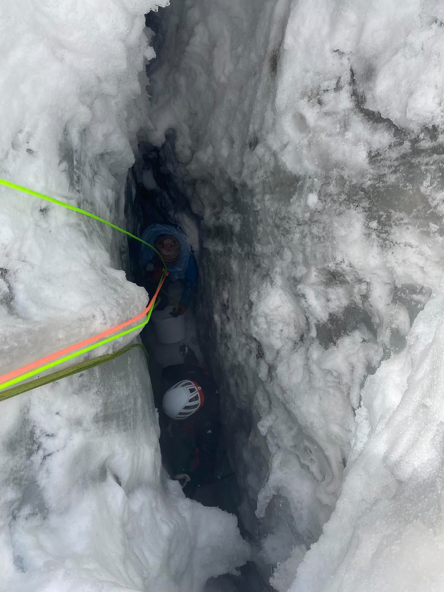 Tirol: Deutscher Wanderer Stürzt In Diese Gletscherspalte - Retter ...