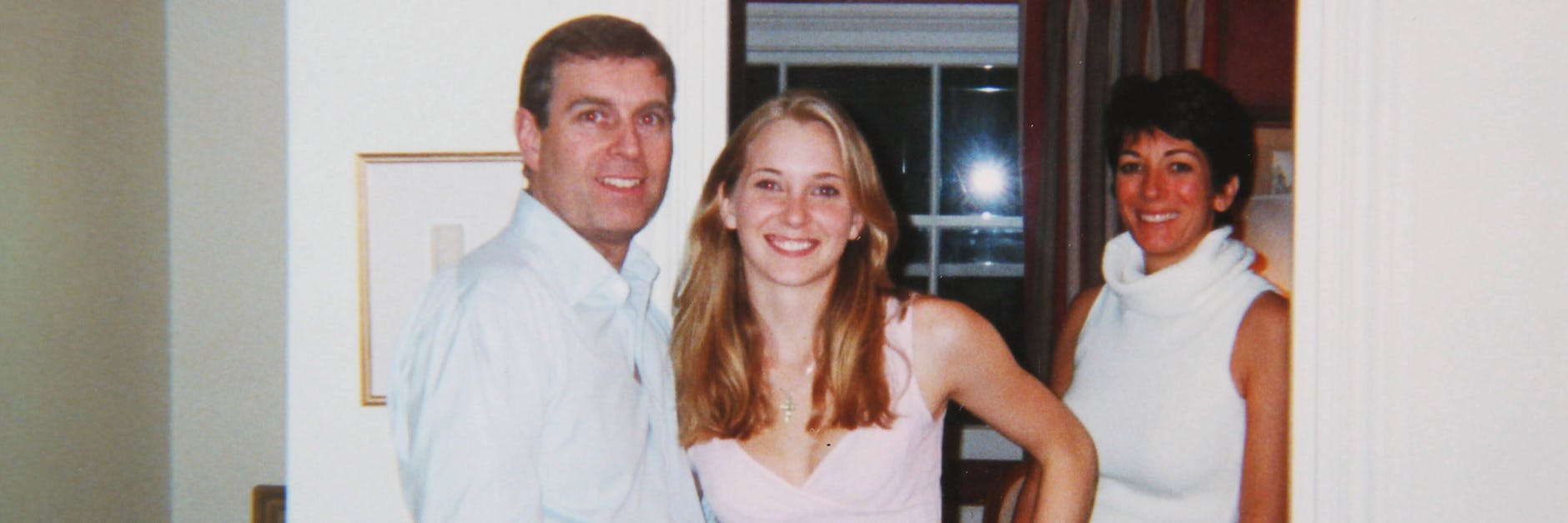 Das Foto zeigt Prinz Andrew, Virginia Giuffre und Ghislaine Maxwell im Jahr 2001.