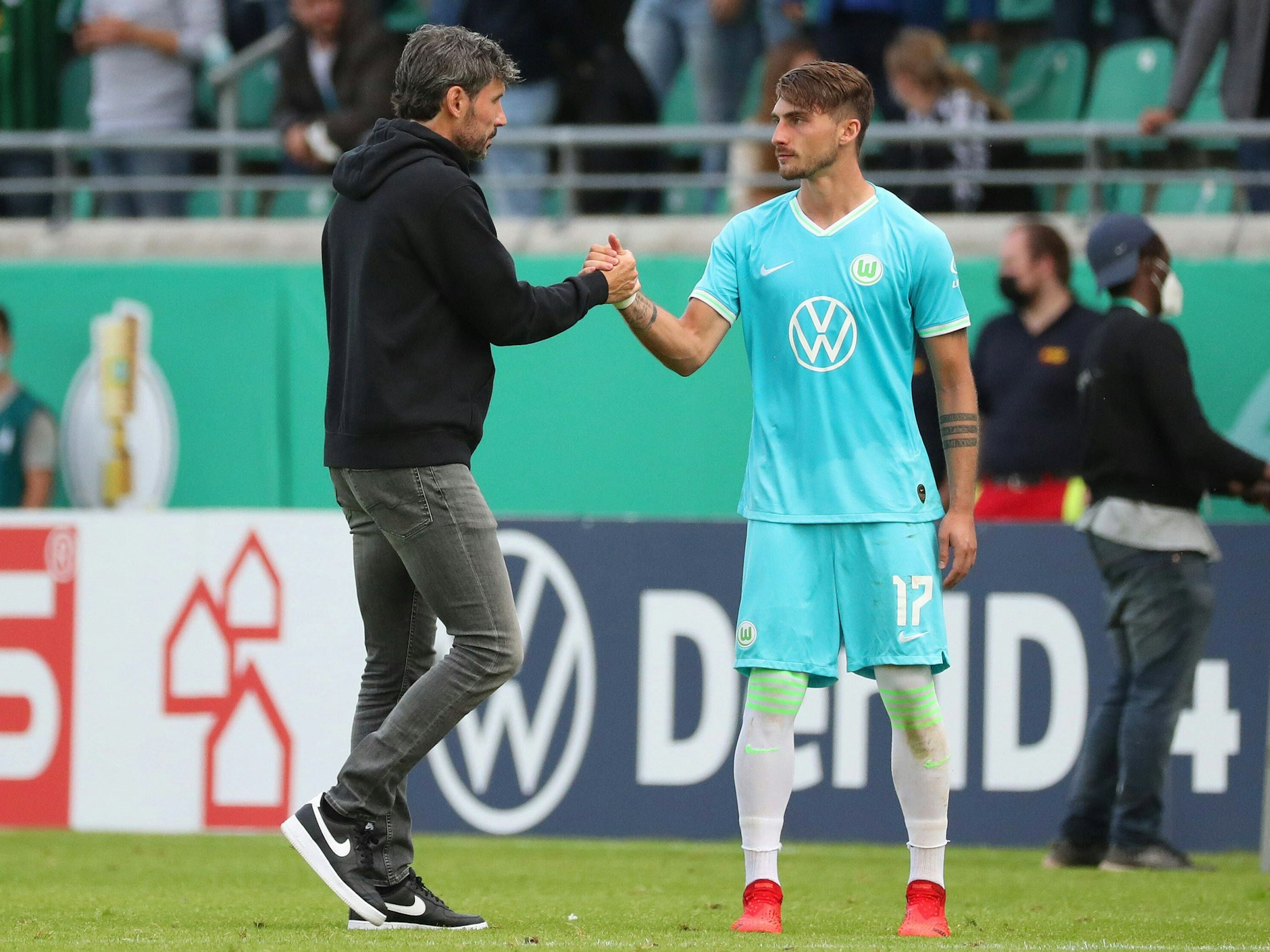 Wolfsburgs neuer Trainer Mark van Bommel (l.) und ein echter Berliner Junge: Maximilian Philipp, den der VfL jetzt fest verpflichtet hat.