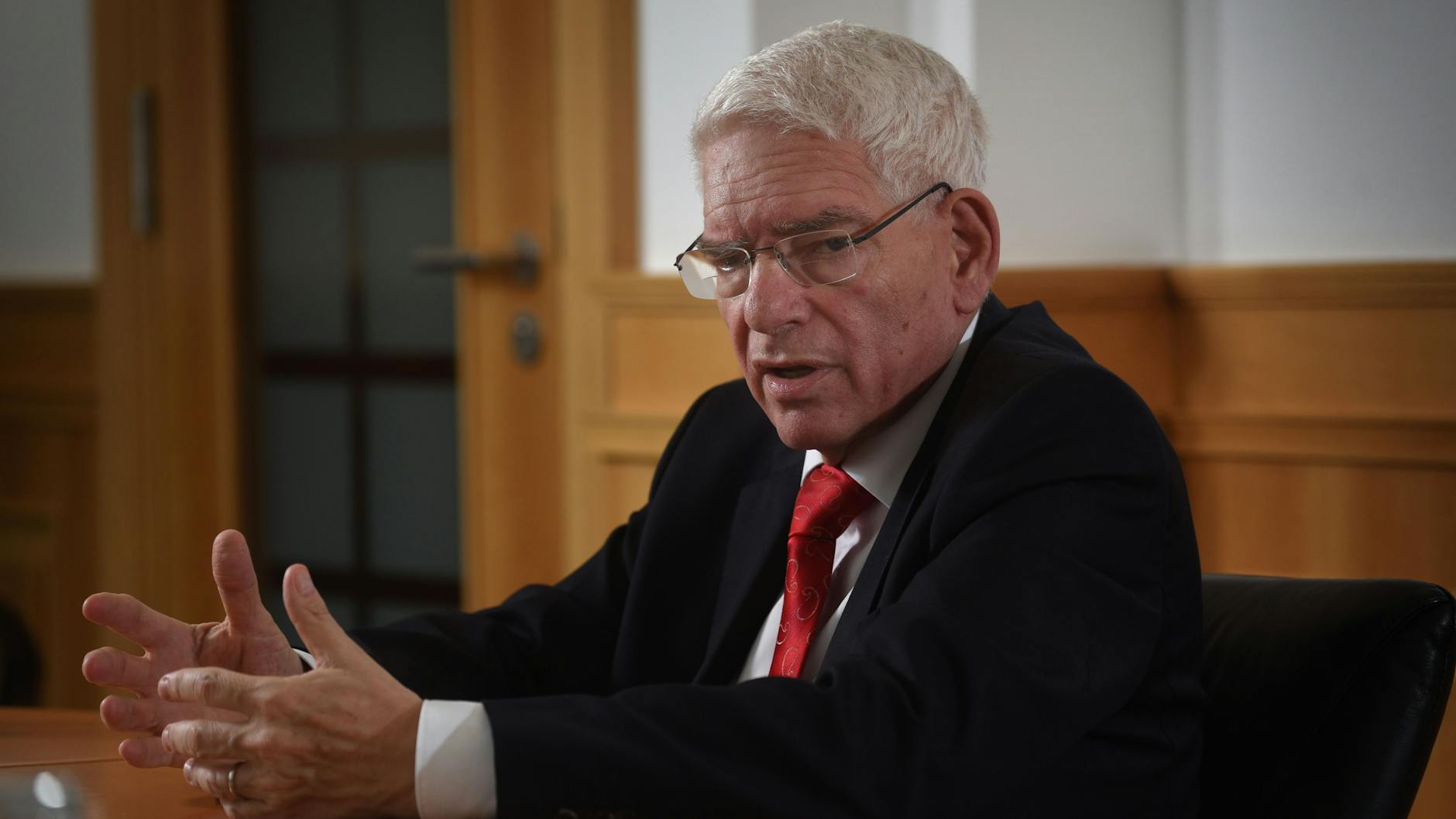 Josef Schuster, Vorsitzender des Zentralrates der Juden Deutschlands, während des Interviews im Leo-Beck-Haus in Berlin.<br>