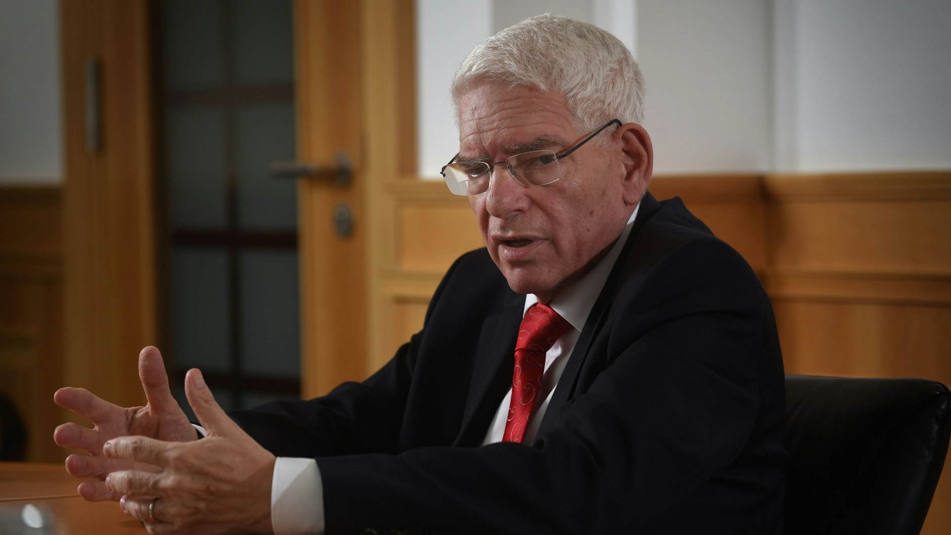Josef Schuster, Vorsitzender des Zentralrates der Juden Deutschlands, während des Interviews im Leo-Beck-Haus in Berlin.<br>