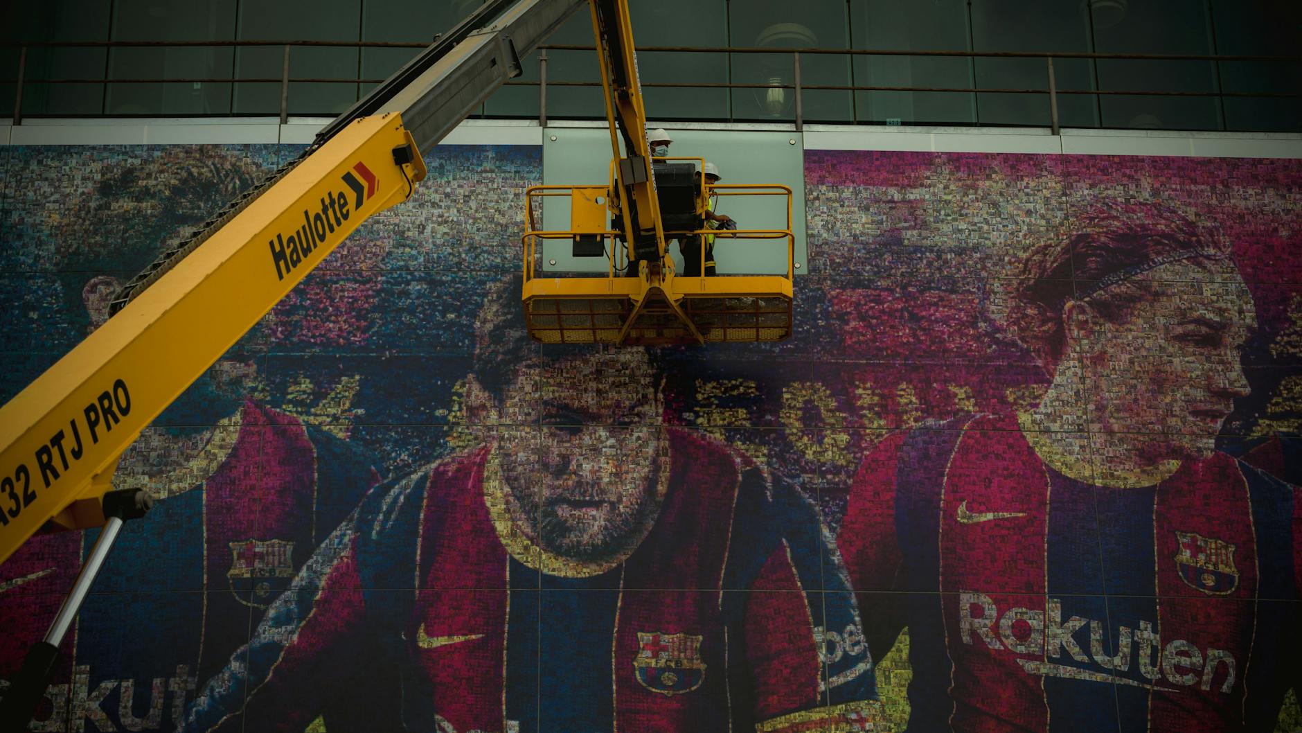 Arbeiter entfernen das Messi-Porträt an der Fassade des Camp-Nou-Stadions nach dem Abgang des legendären Stürmers.
