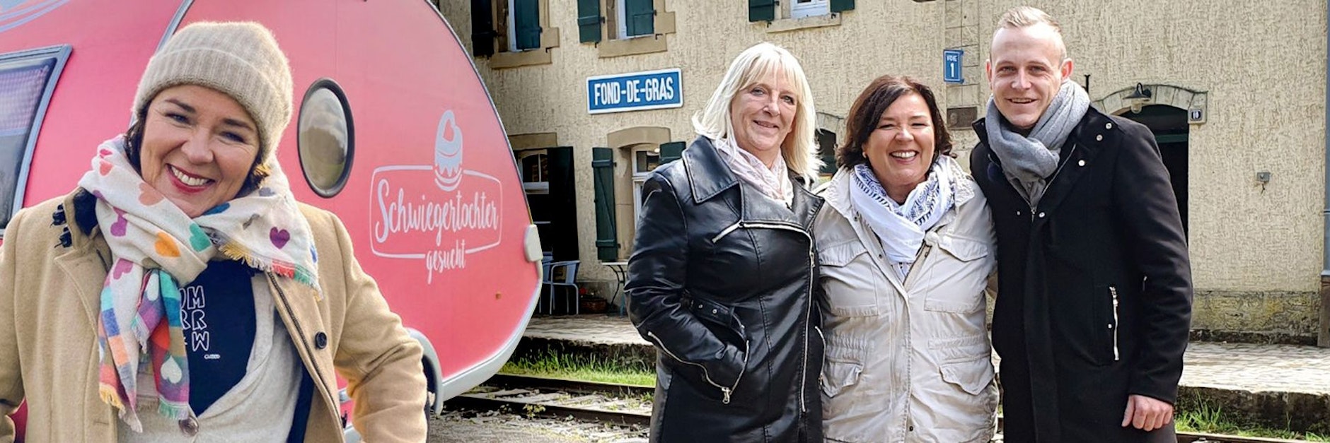 Endlich geht „Schwiegertochter gesucht“ wieder los - darüber freuen sich auch Kandidat Ben (r.), seine Mama Mireille (l.) und Moderatorin Vera Int-Veen.