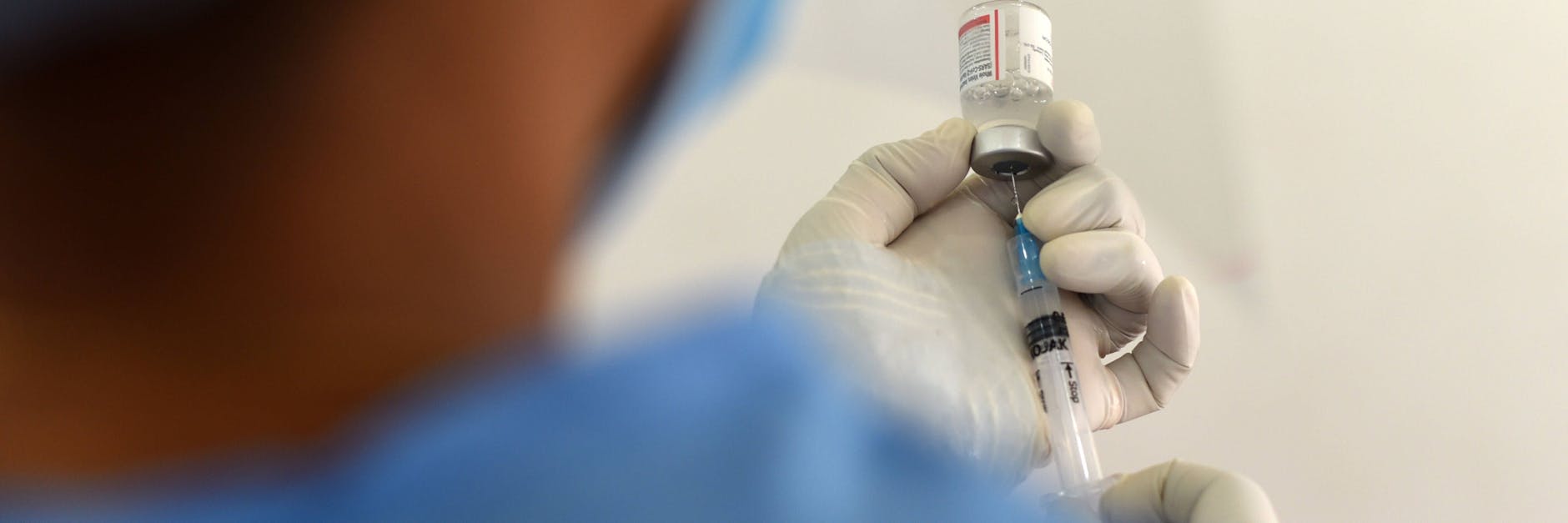 Eine Krankenschwester zieht eine Spritze mit einem Corona-Impfstoff auf. Doch im vorliegenden Fall war es nur eine Kochsalz-Lösung.