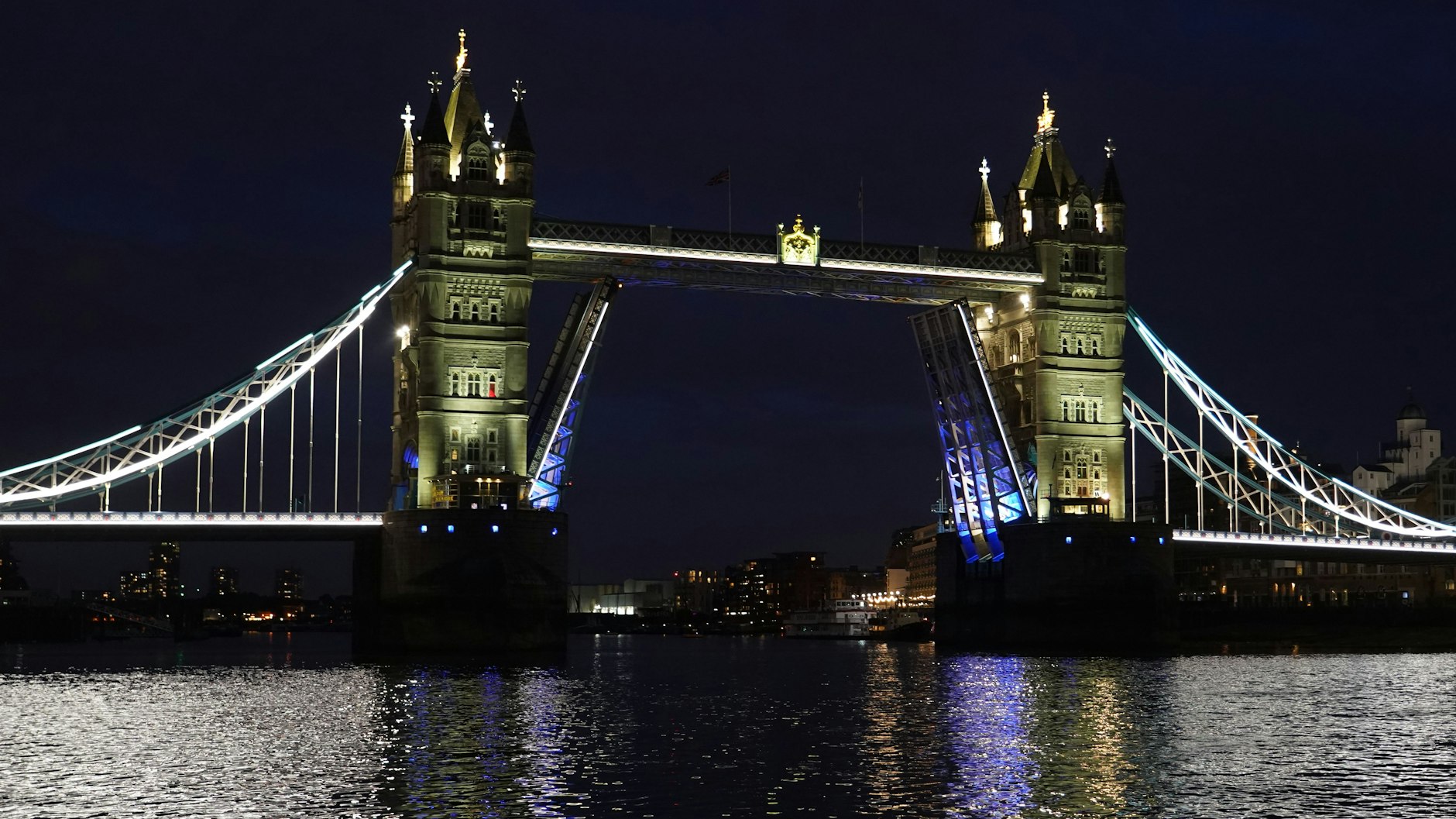 Auch in der Nacht war der Defekt noch nicht behoben und die Tower Bridge in London stand noch geöffnet da.