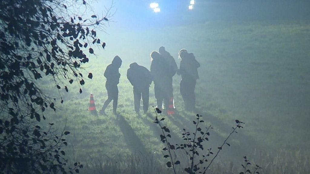 Berliner Ermittler sichern Spuren am Fundort eines menschlichen Knochens in Französisch-Buchholz. Nun beginnt der Prozess gegen den tatverdächtigen Berliner Lehrer (Archivbild).<br>