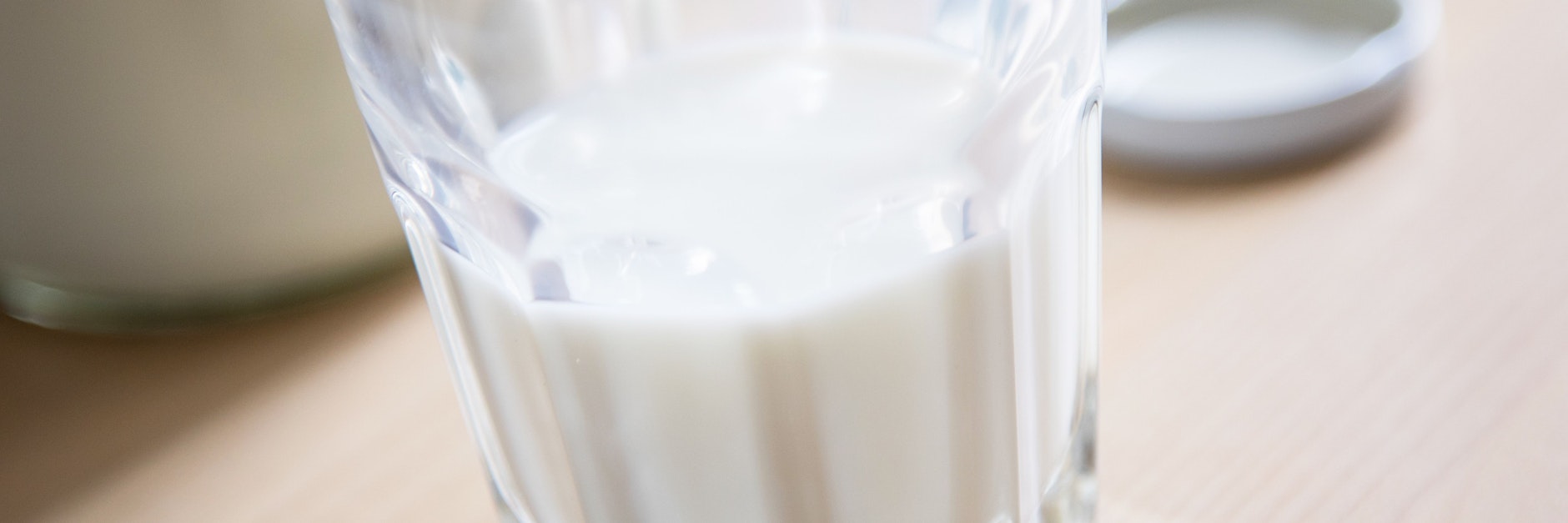 Milch ist reich an Calcium. Doch mit Milchtrinken allein ist der Gesundheit der Knochen nicht gedient.&nbsp;
