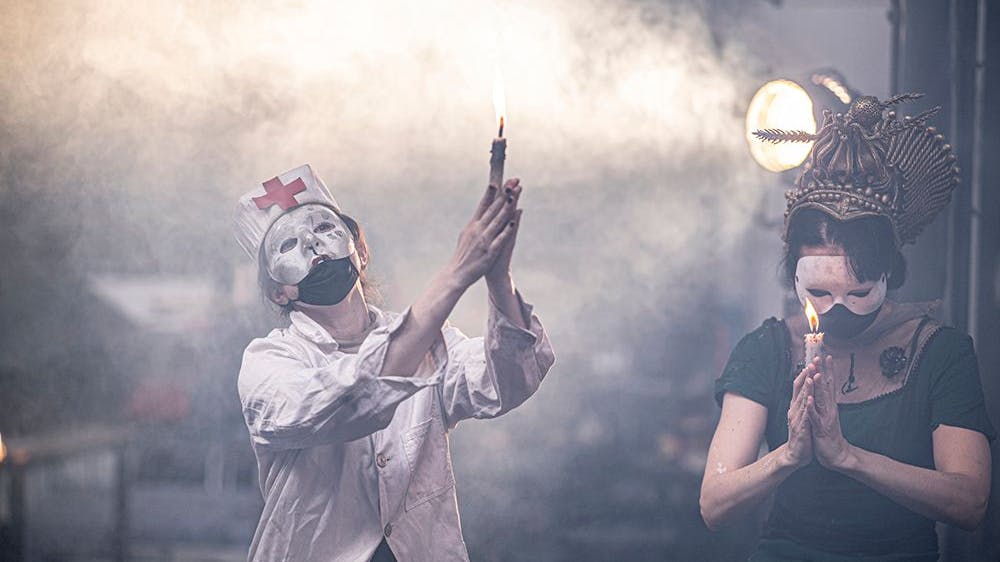 Der Tod kommt als Krankenschwester. Szenenbild aus der Inszenierung „Die letzten Tage der Menschheit“ von Paulus Manker.