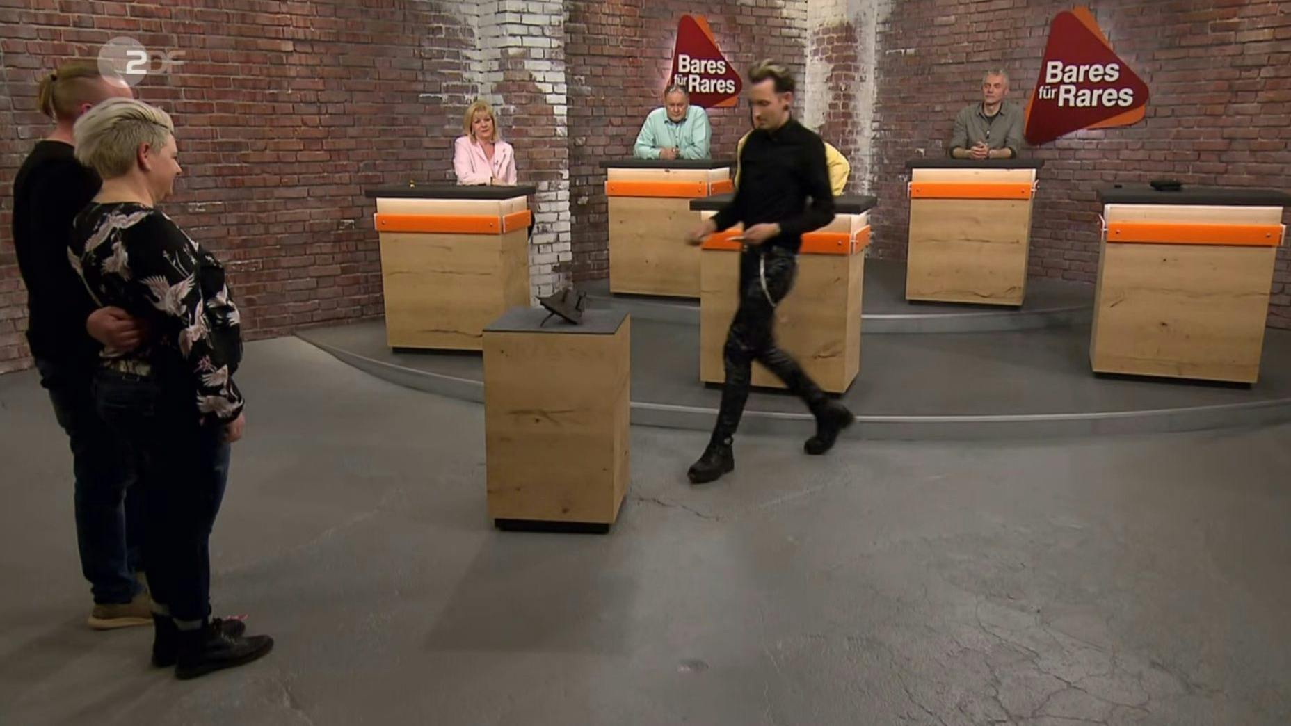 „Bares für Rares“-Händler Fabian Kahl zahlt für das Schloss 200 Euro.