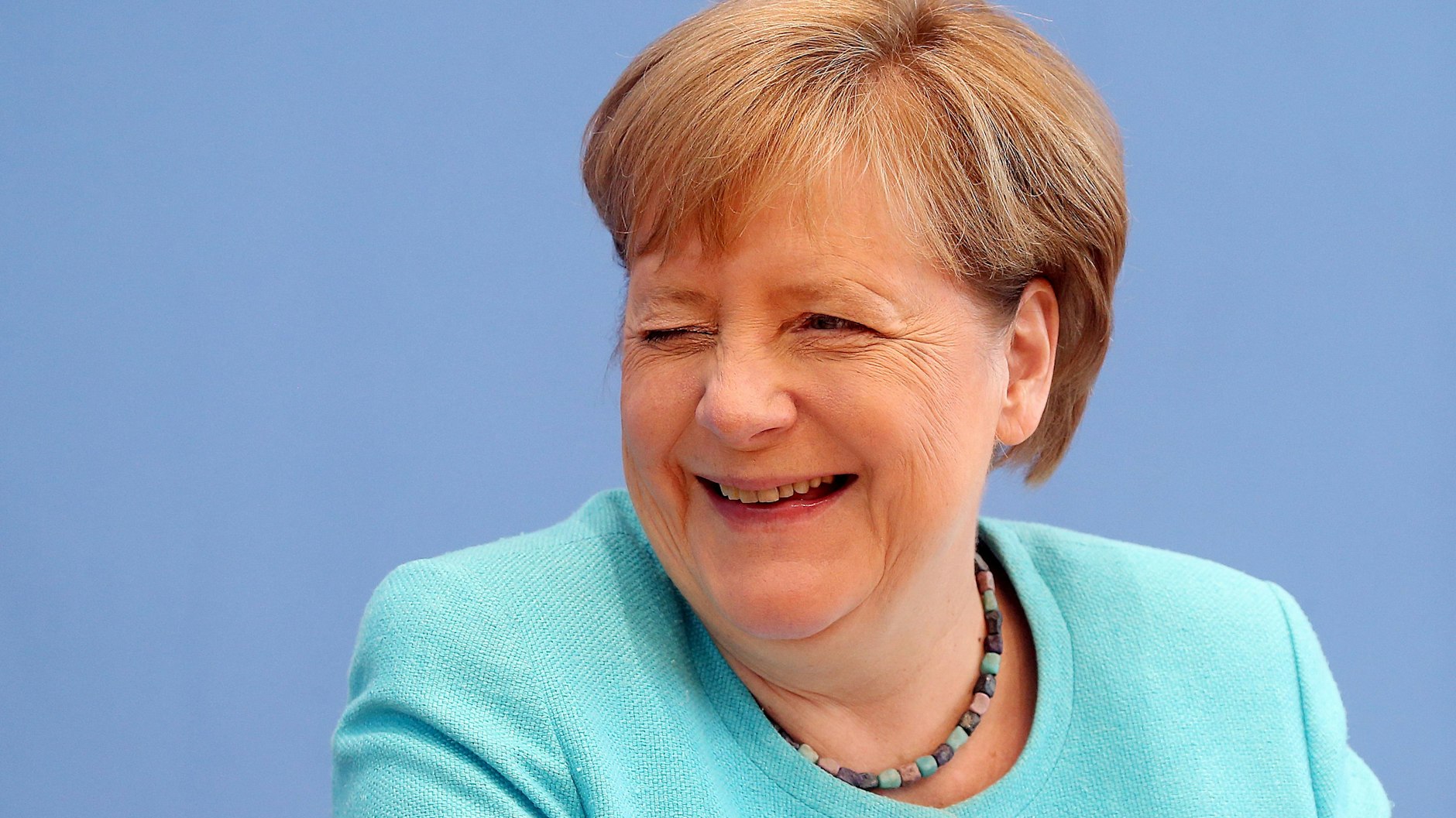 Noch-Bundeskanzlerin Angela Merkel (CDU) verlässt im September nach 21 Jahren, davon 16 als Kanzlerin, den Bundestag. Nicht immer hatte sie Grund zum Lachen und Zwinkern.