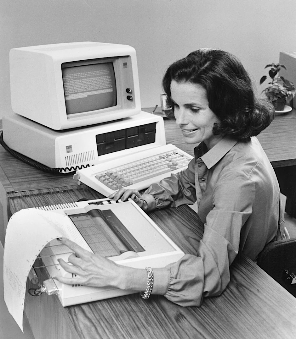 Das undatierte Handout zeigt eine Frau bei der Arbeit an einem IBM-PC.