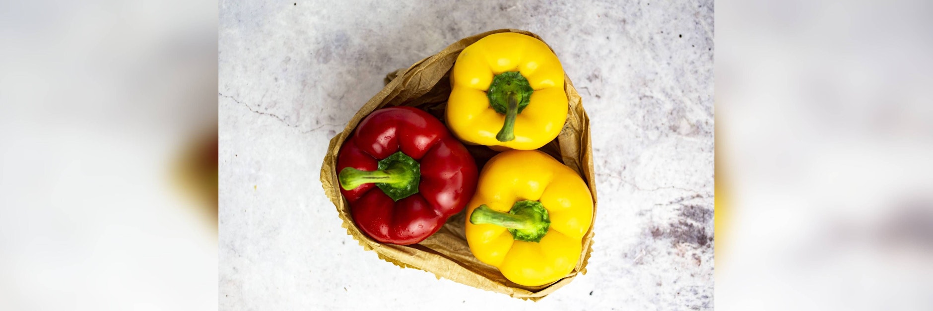 Paprikas in einer Papiertüte: Mit Reis werden sie schnell zu einem leckeren, gesunden Gericht.