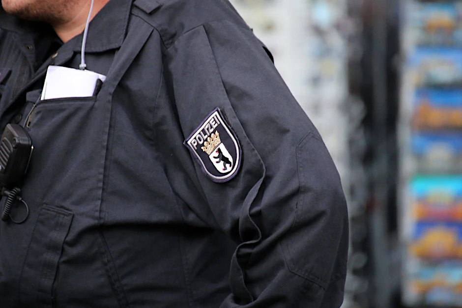 Zwei Einsatzkräfte der Berliner Polizei mussten anschließend ärztlich versorgt werden.
