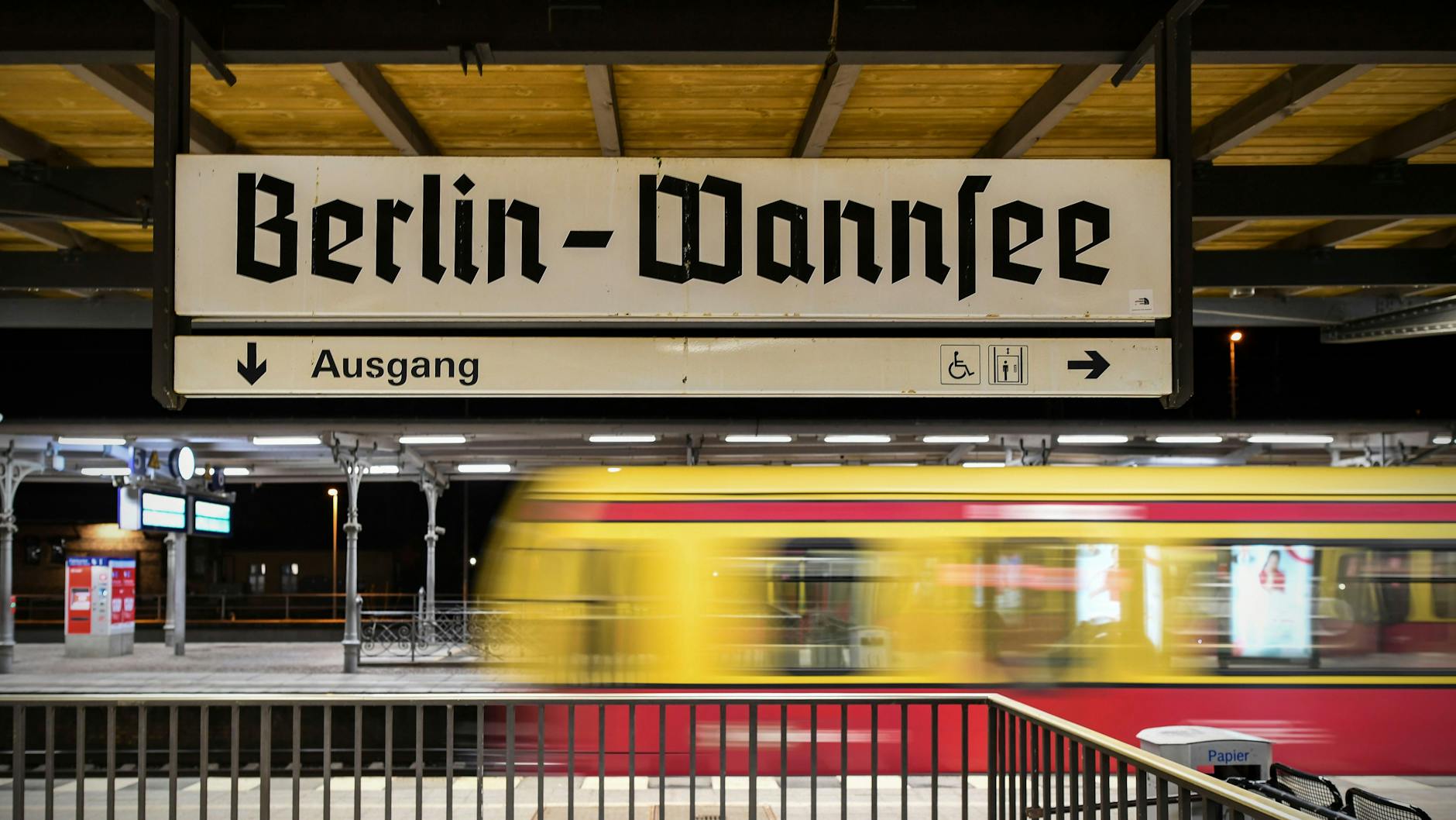 Eine S-Bahn im Bahnhof Wannsee. Während des Streiks fährt hier nur die S1, die S7 fällt aus.