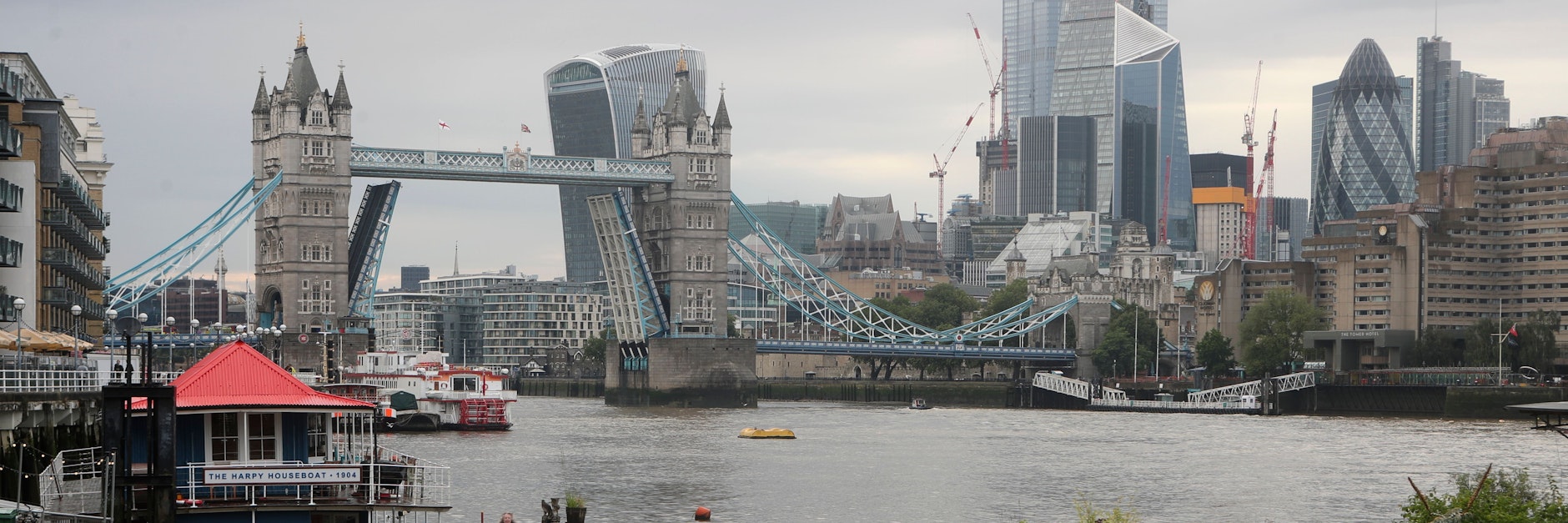 Nachdem die Tower Bridge in London für ein großes Schiff geöffnet wurde, blieb sie stecken – und zwar für viele Stunden.