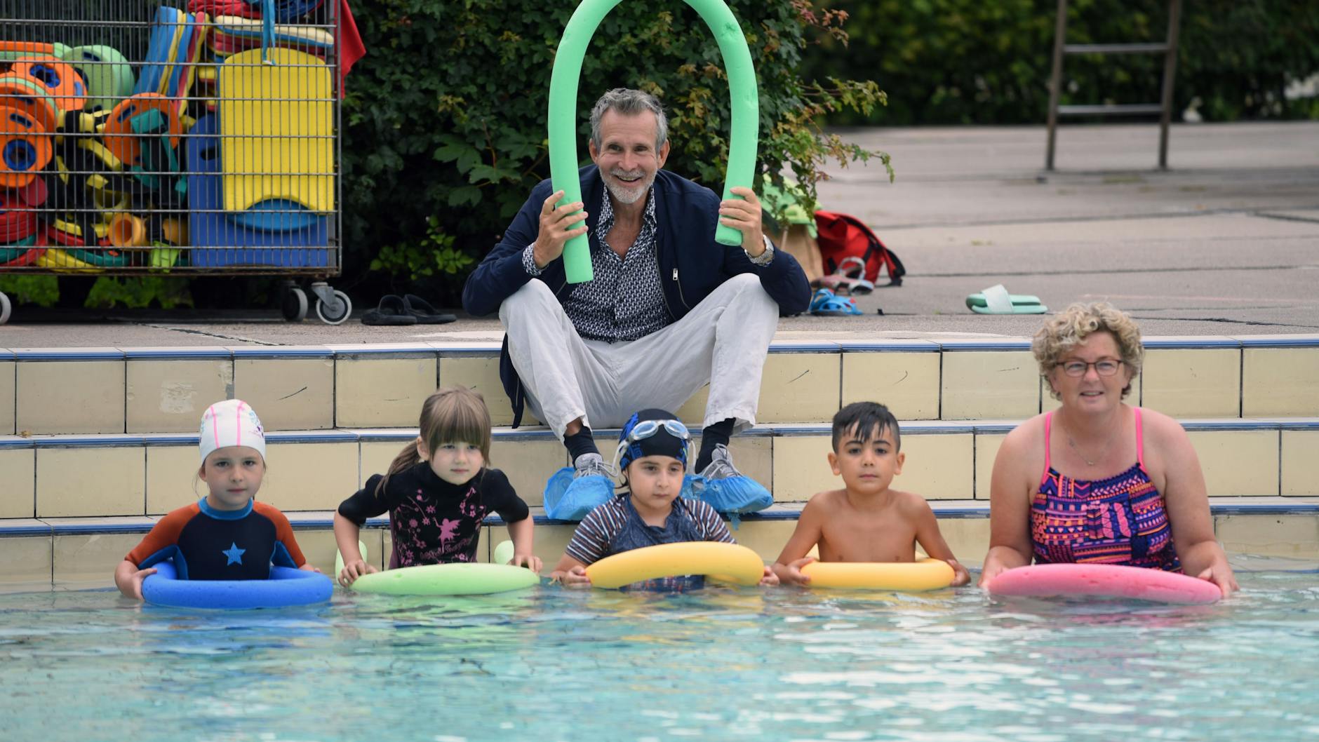 Schwimmpate Ulrich Matthes mit Selma, Edda, Jakob und Adnan, die bei Schwimmlehrerin Andrea Bär ihr „Seepferdchen“ machten.<br>