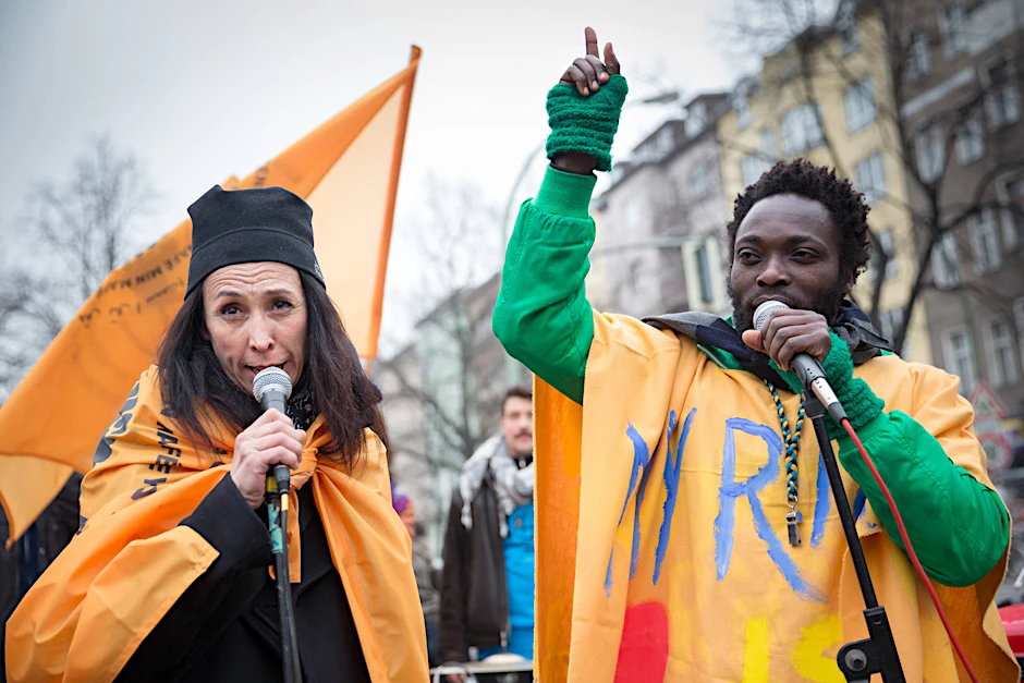 Protestierende am internationalen Tag gegen Rassismus in Berlin. Auch künftig will sich die Stadt noch stärker gegen die Diskriminierung von Menschen afrikanischer Herkunft einsetzen.<br><br>
