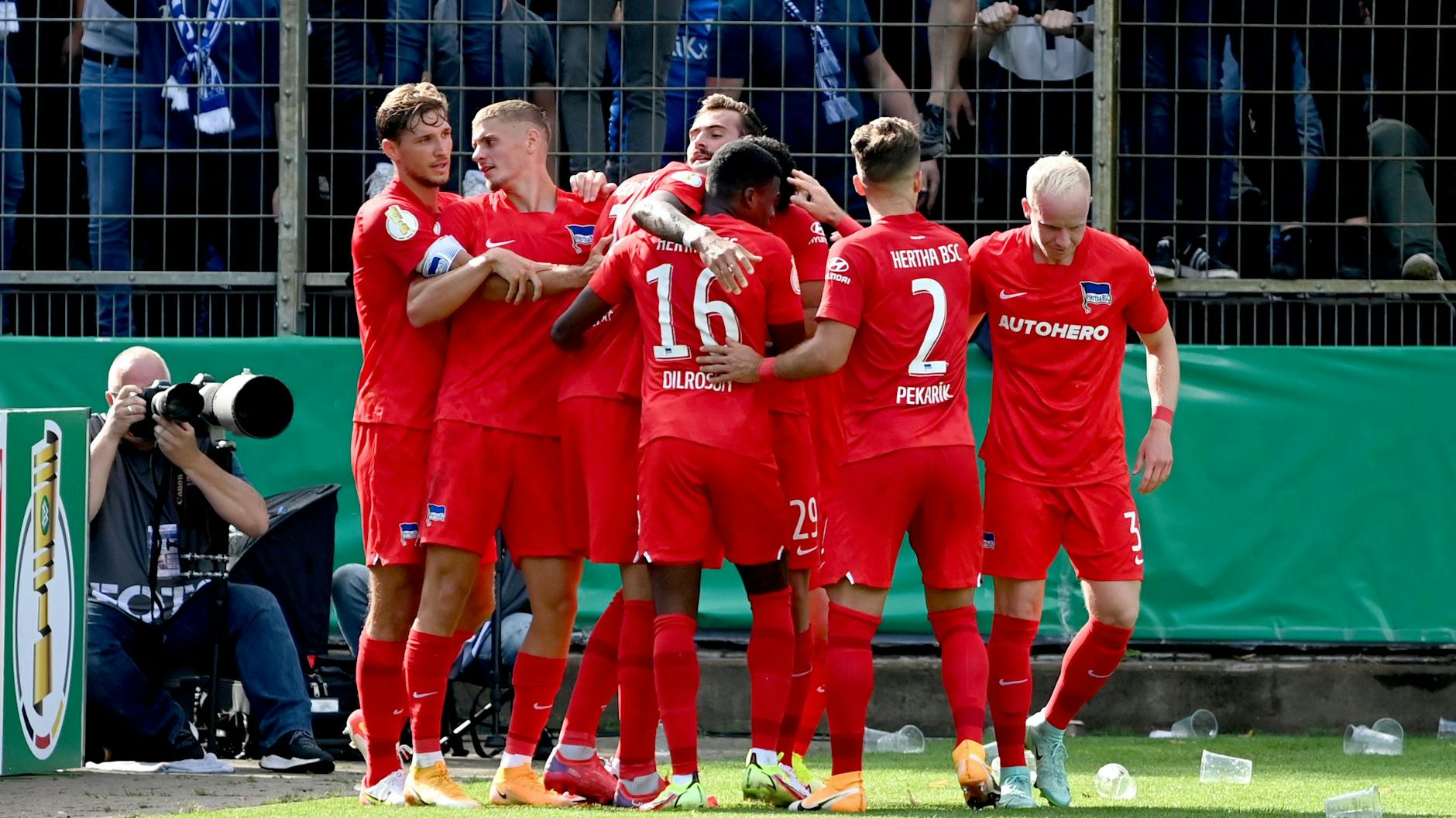 Niklas Stark, Marton Dardai, Javairo Dilrosun, Peter Pekarik und Dennis Jastrzembski von Hertha BSC feiern das Tor zum 0:1 im DFB-Pokalspiels gegen den SV Meppen.