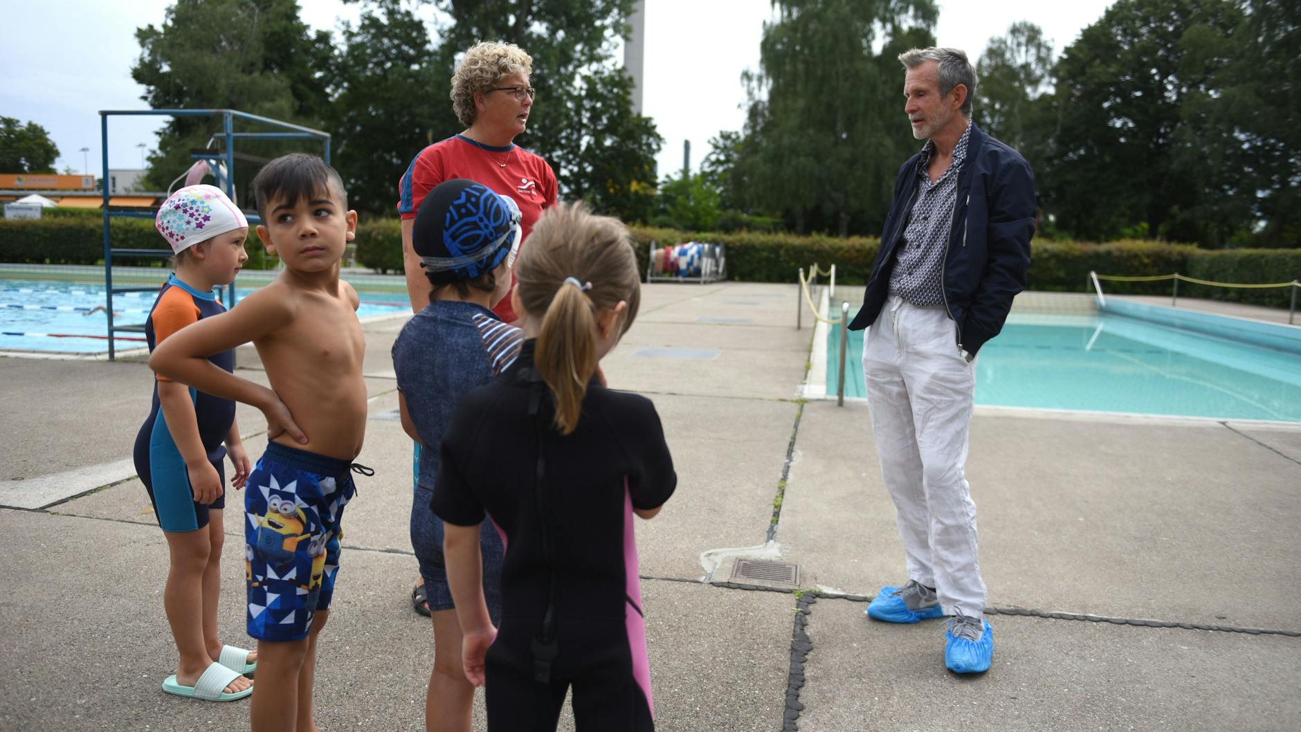 Ulrich Matthes erzählt den Kindern im Sommerbad, wie er als zehnjähriger Junge das Schwimmen erlernte.<br><br>