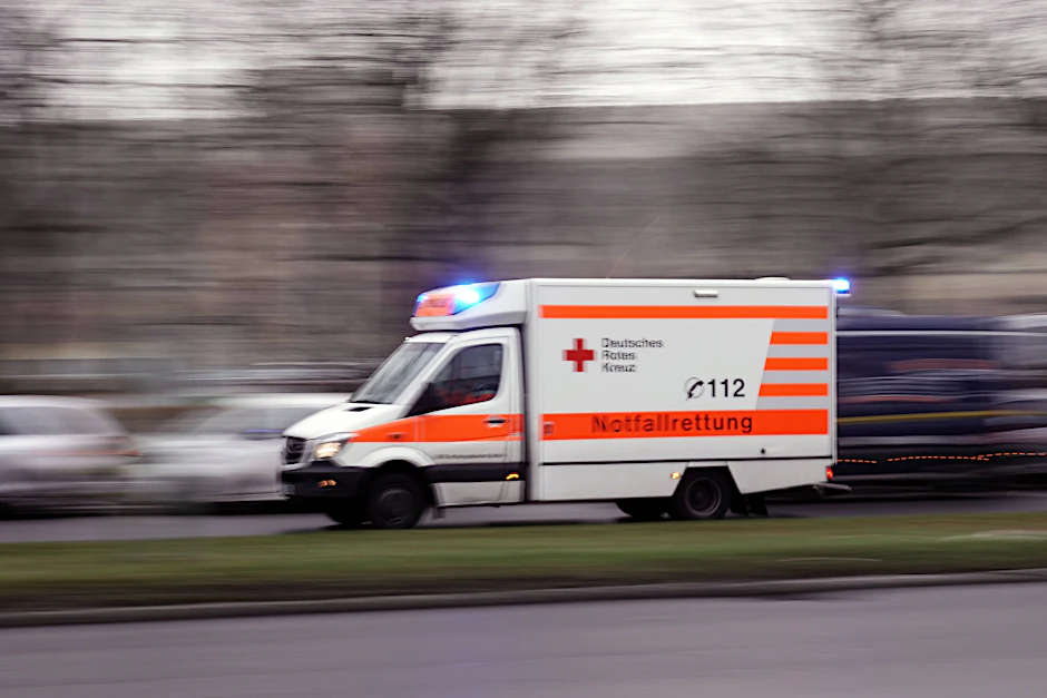 Berlin: Ein Rettungswagen des Deutschen Roten Kreuzes im Einsatz (Symbolbild).