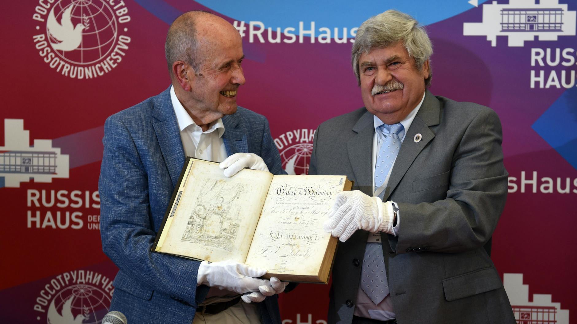Hans-Erich Frey (l.) übergibt einen Katalog der Eremitage symbolisch an Klaus-Dieter Heinze.