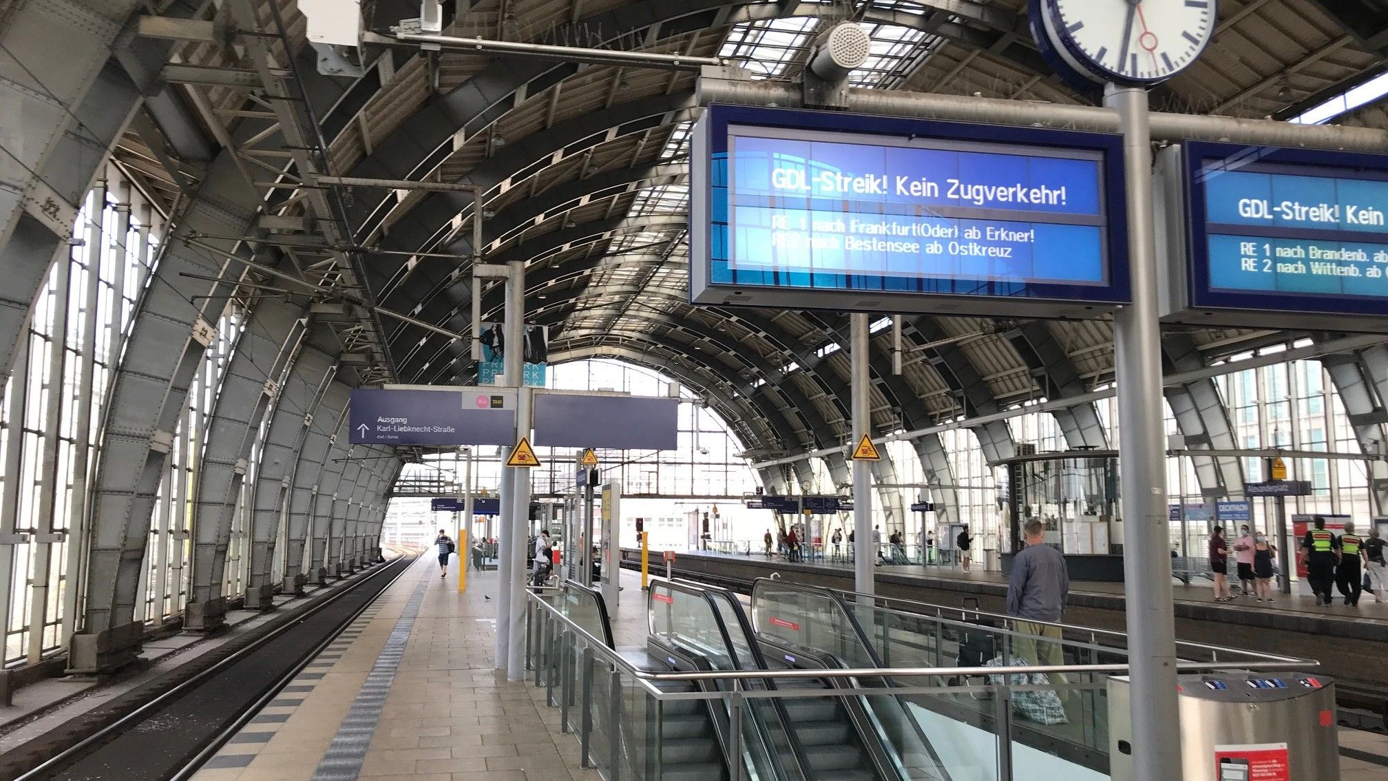 Am Bahnhof Berlin-Alexanderplatz ist am Vormittag nicht viel los.