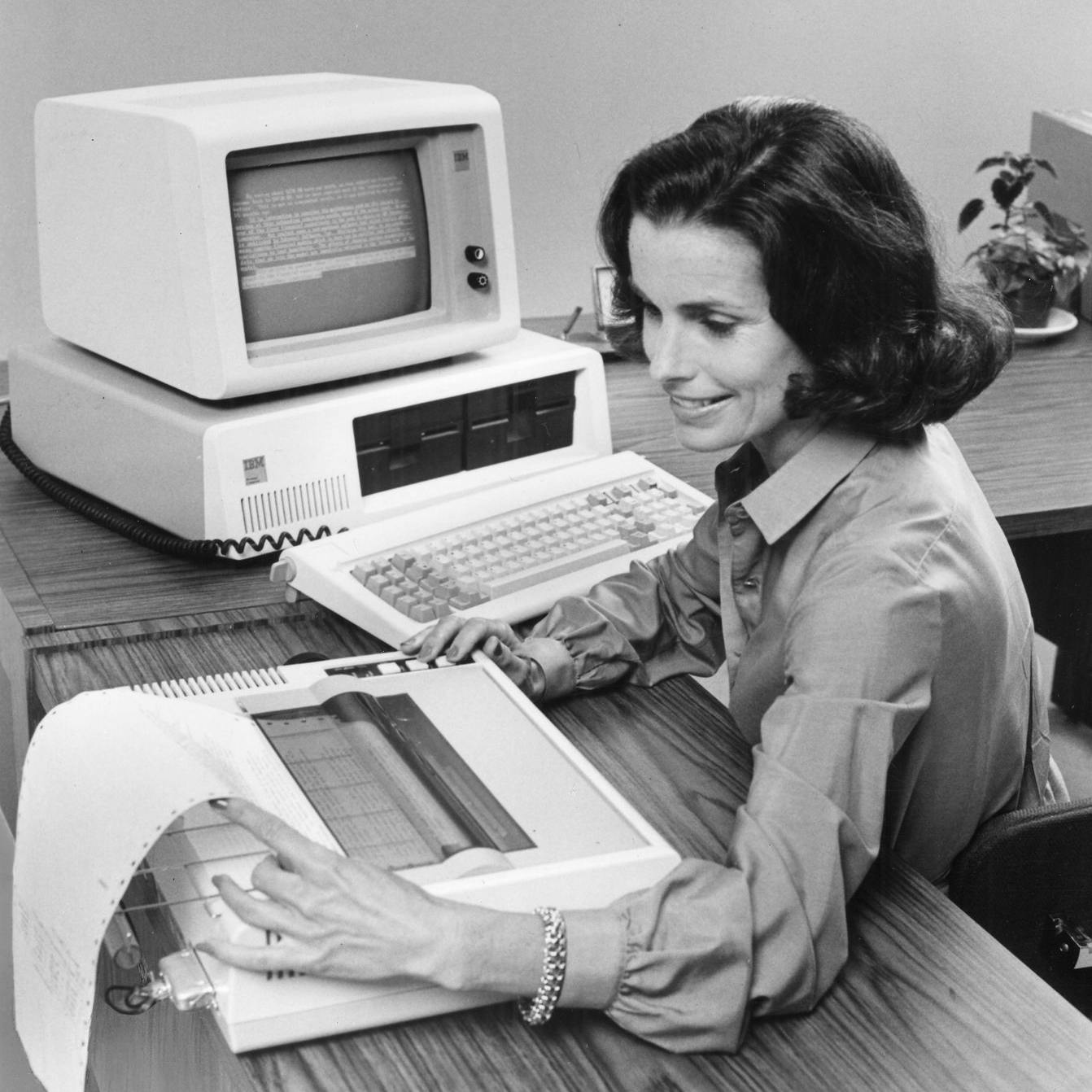 Eine Frau arbeitet vor 40 Jahren an einem IBM-PC.